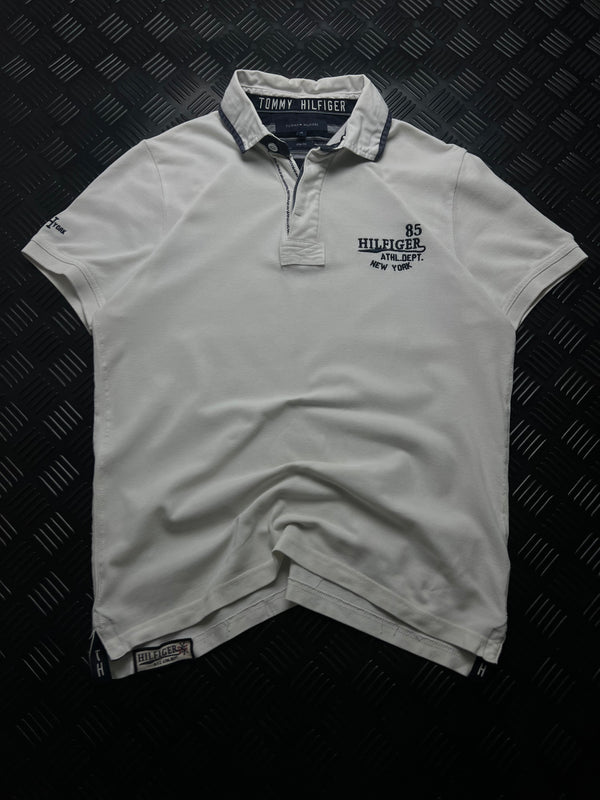 Vista frontal de polo Tommy Hilfiger Athletic Dept 85