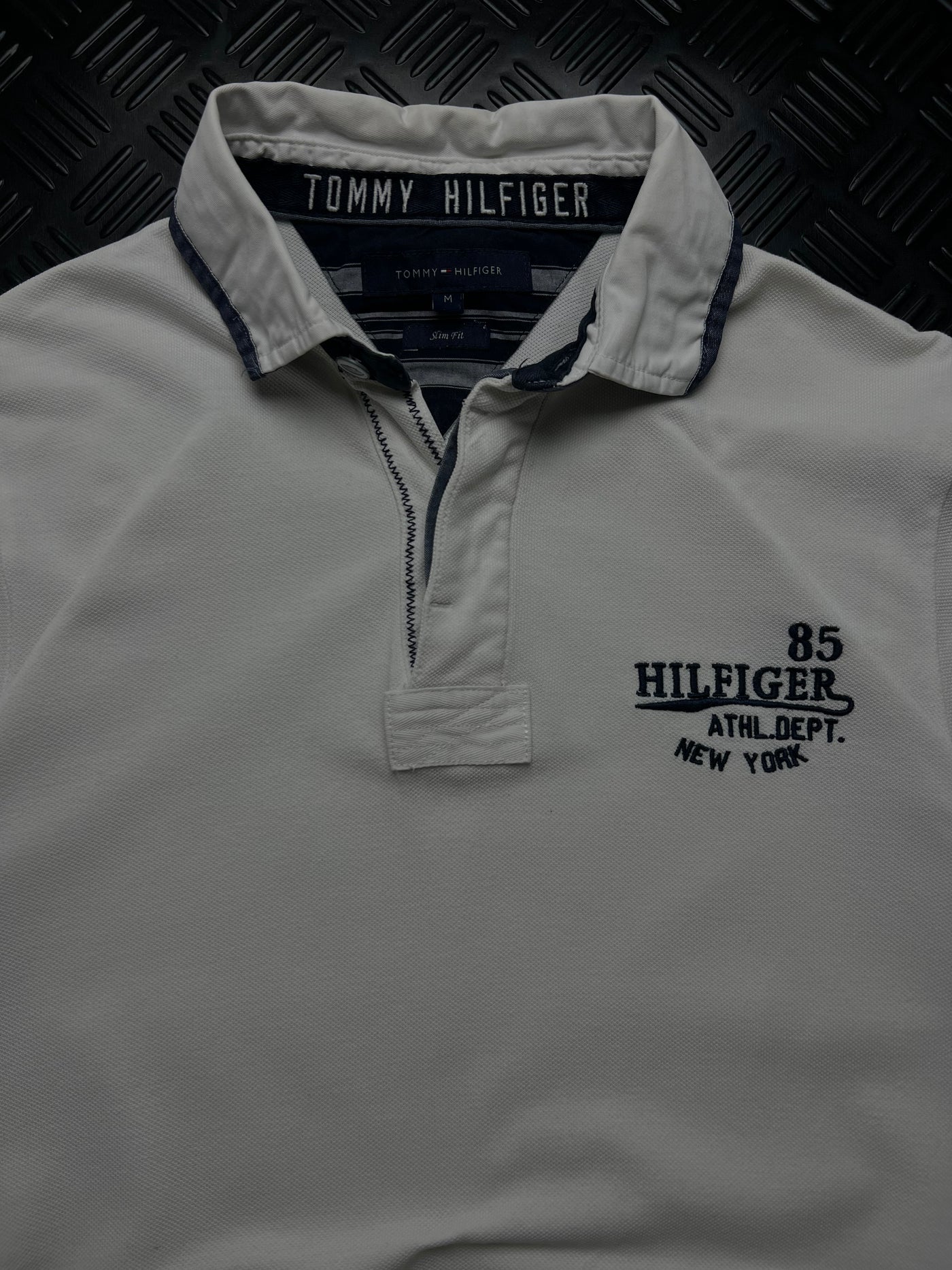 Detalle de etiqueta talla M y bordado Hilfiger 85