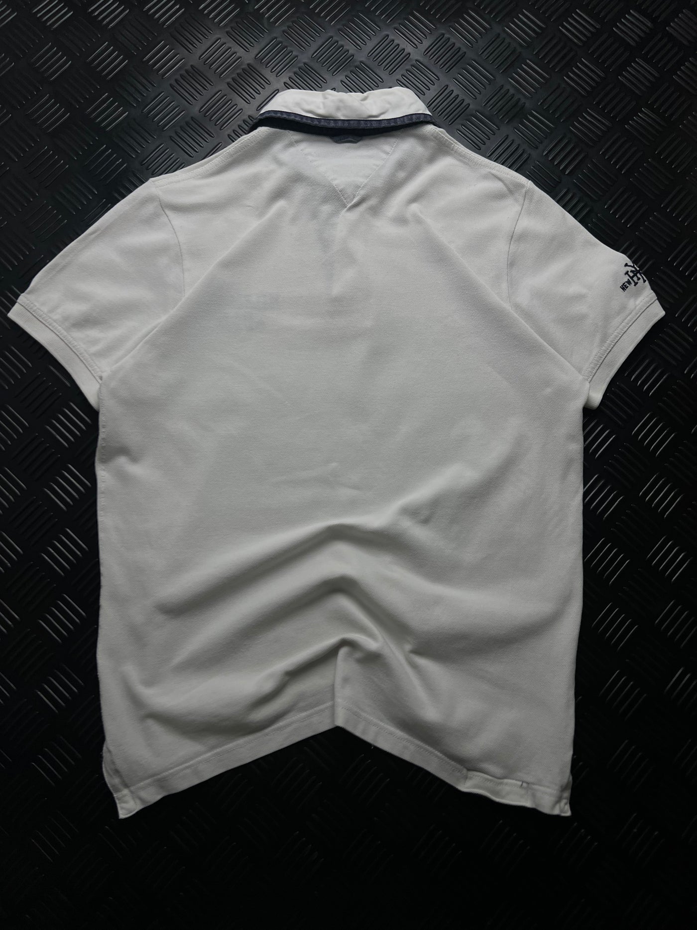 Vista trasera de polo Tommy Hilfiger blanco