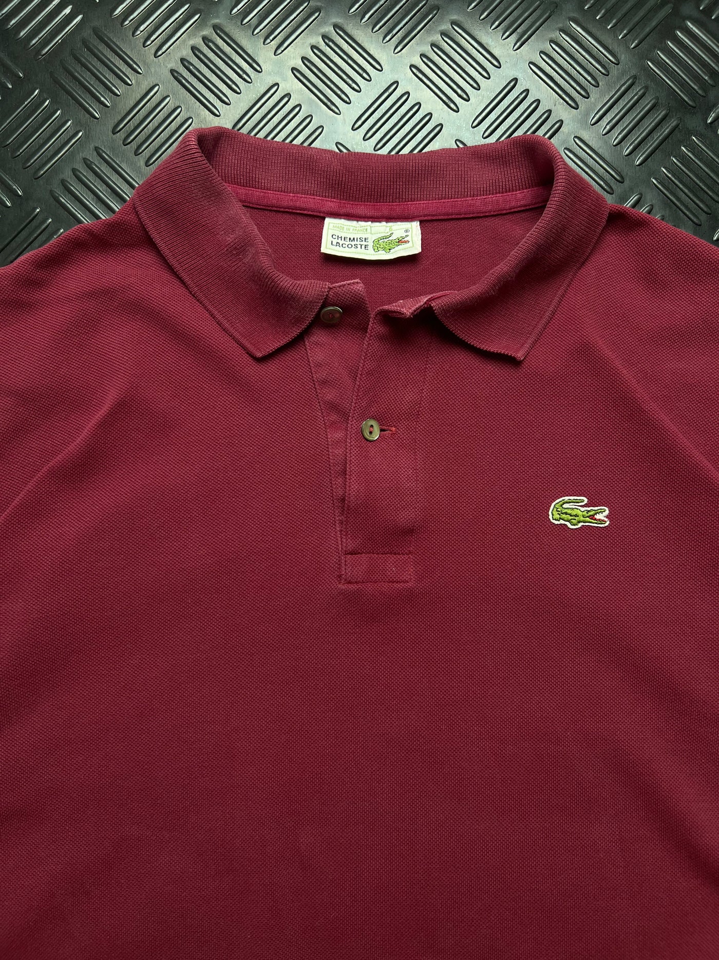 Detalle de etiqueta talla 6 Made in France y cocodrilo Lacoste