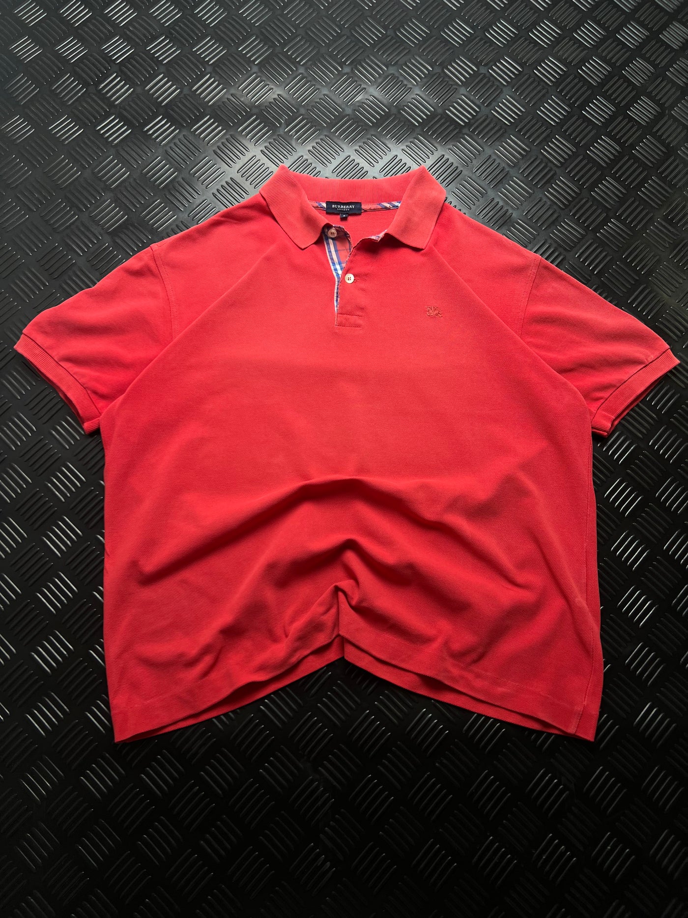 Vista frontal de polo Burberry London rojo coral