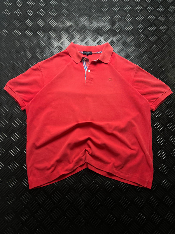 Vista frontal de polo Burberry London rojo coral
