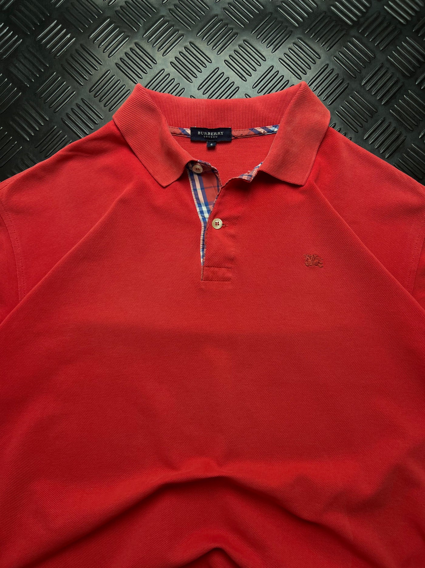 Detalle de etiqueta talla 6 y Nova Check de polo Burberry London