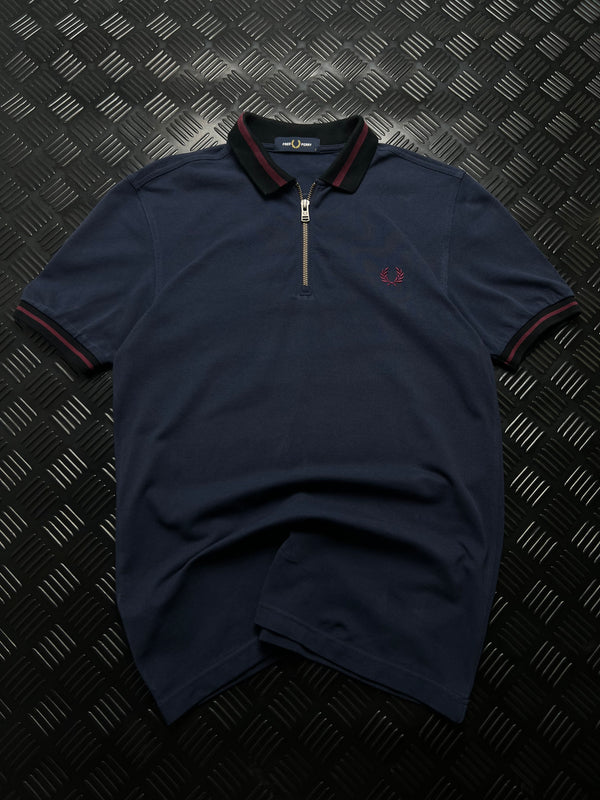 Vista frontal de polo Fred Perry con cremallera