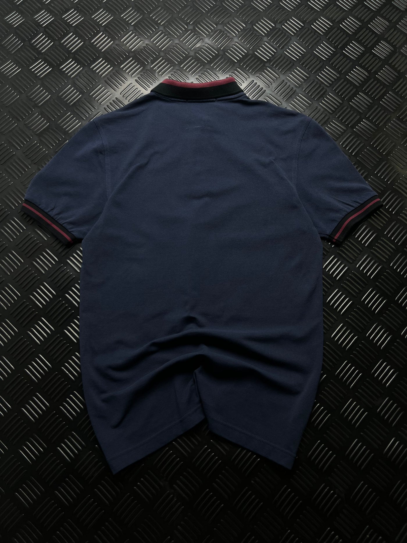 Vista trasera de polo Fred Perry azul marino