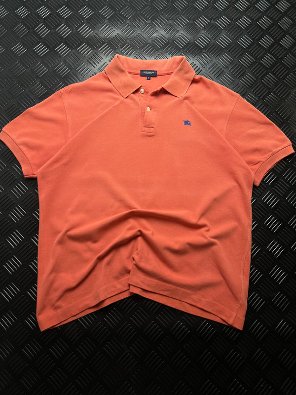 Vista frontal de polo Burberry London coral