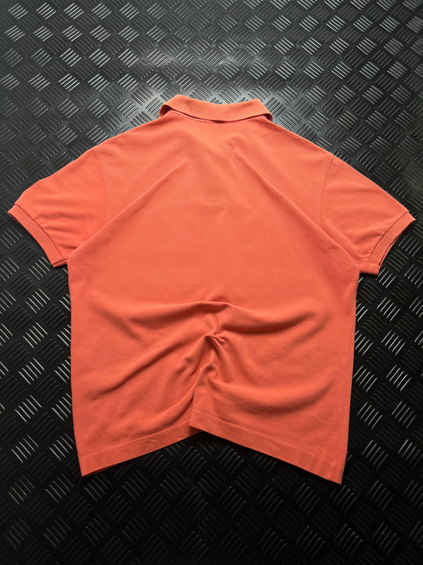 Vista trasera de polo Burberry London coral