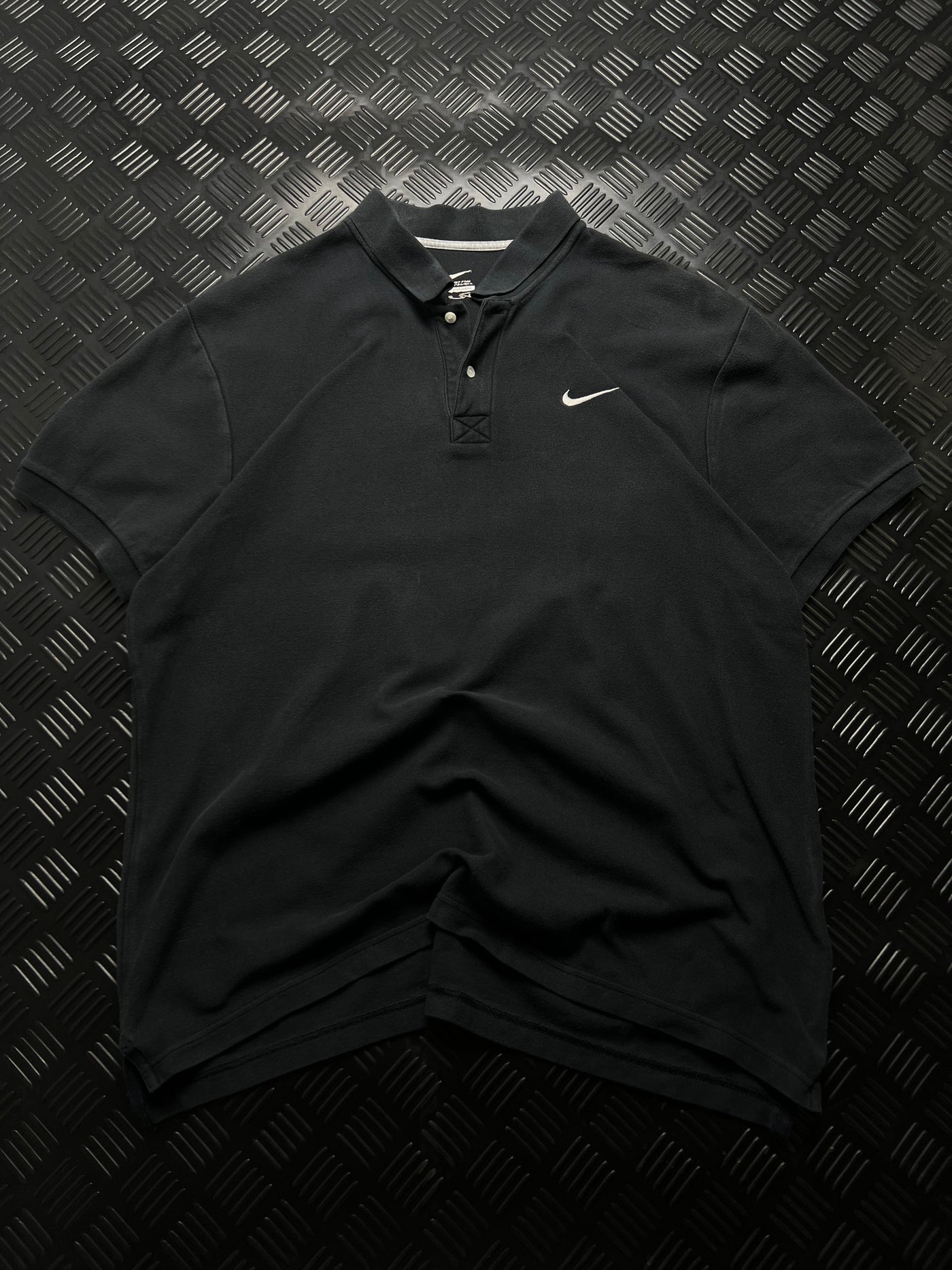 Vista frontal de polo Nike negro