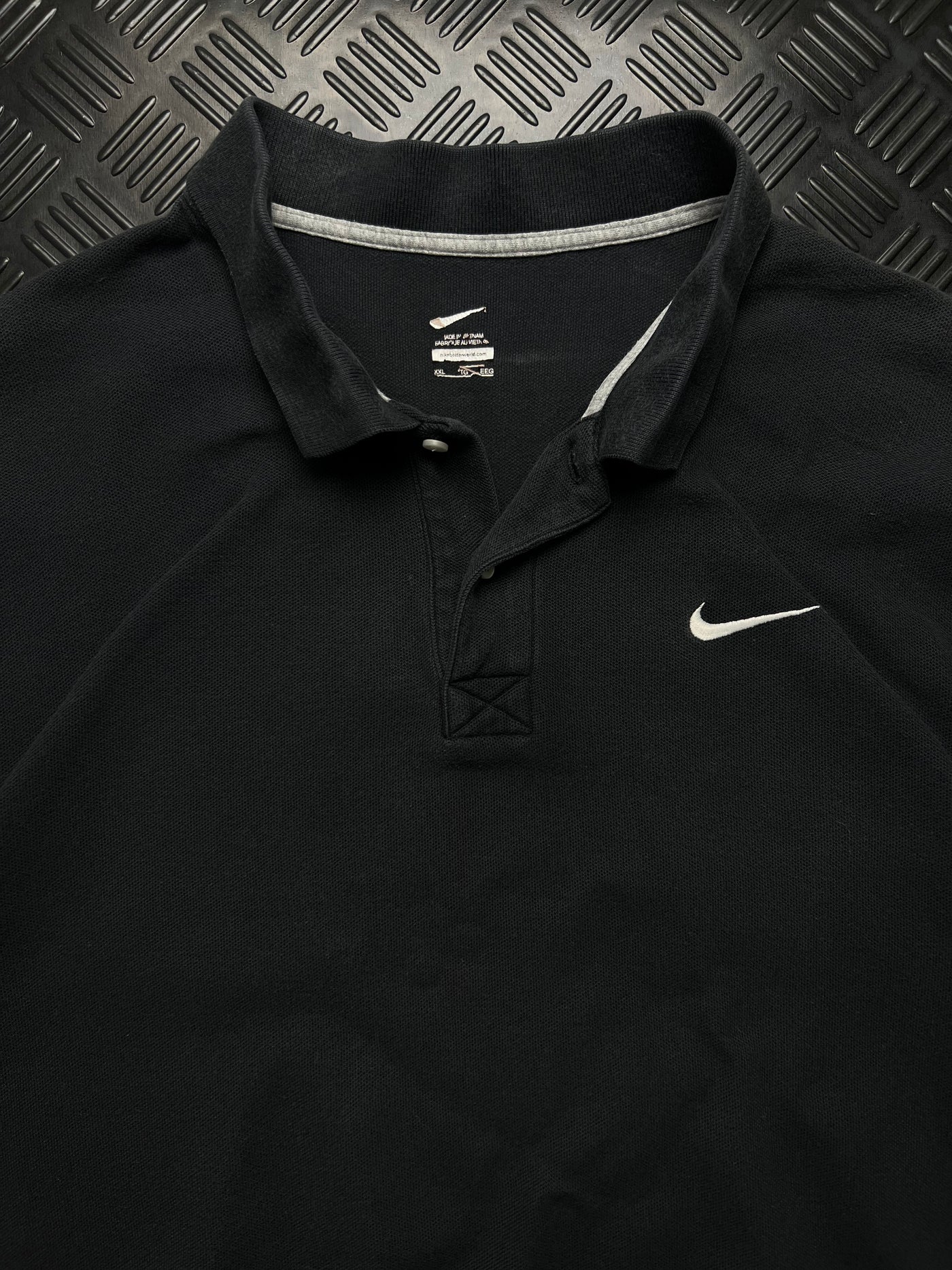 Detalle de etiqueta talla XXL y Swoosh Nike