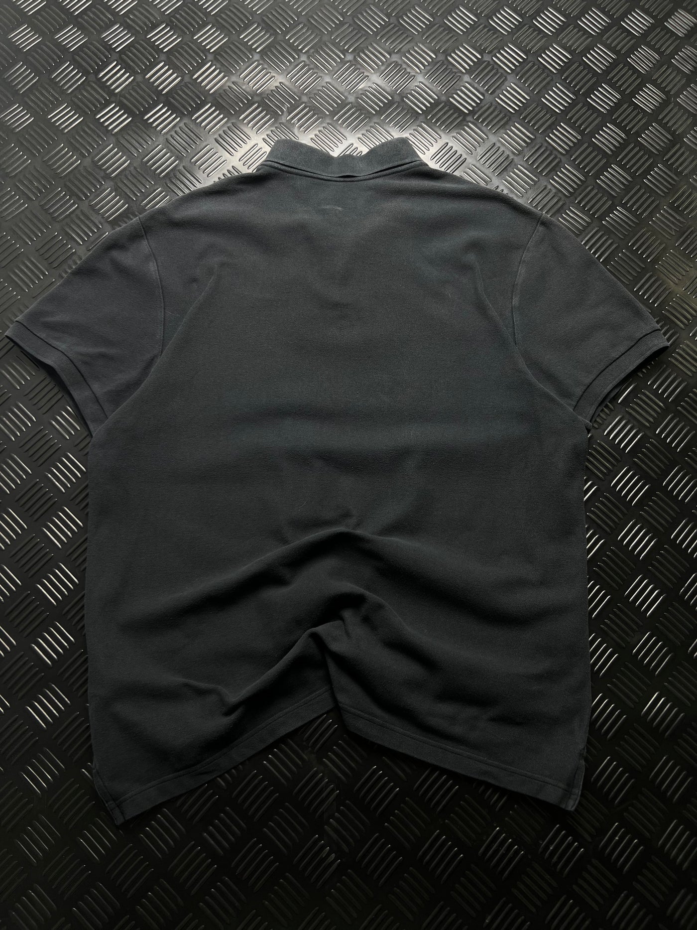 Detalle de polo Nike negro