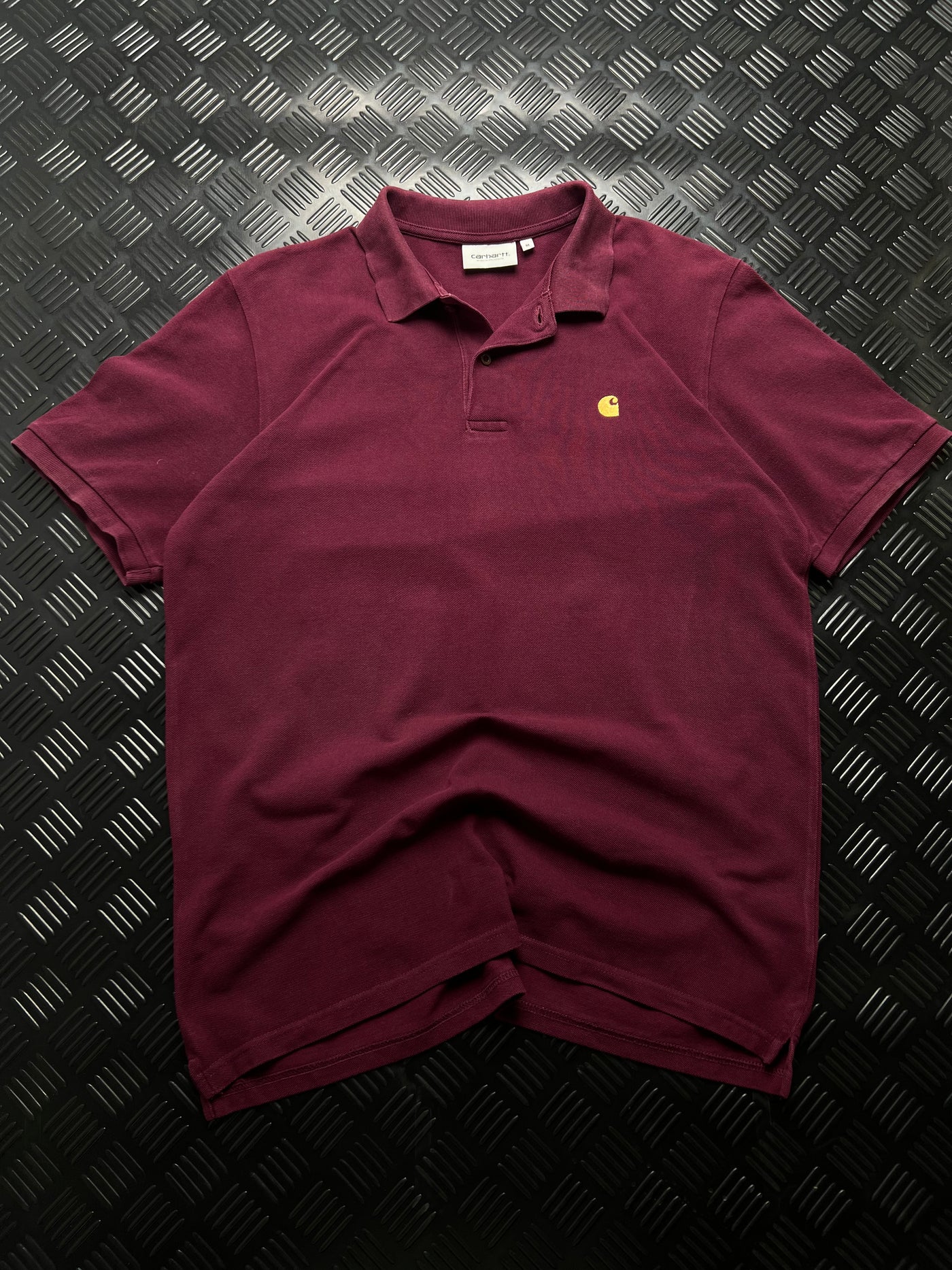 Vista frontal de polo Carhartt burdeos