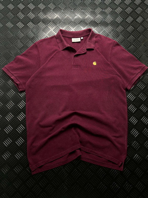 Vista frontal de polo Carhartt burdeos