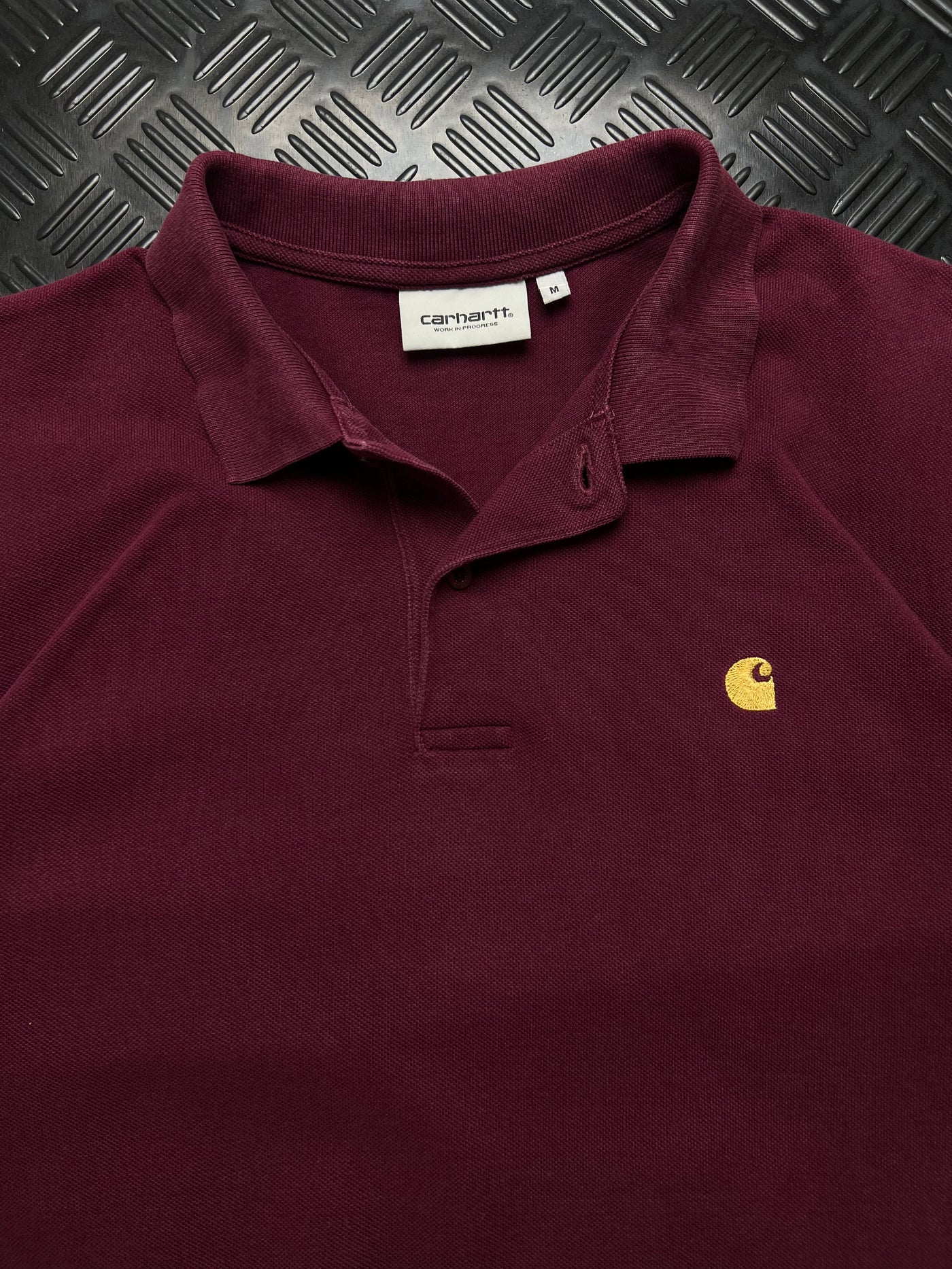 Detalle de etiqueta talla M y logotipo Carhartt
