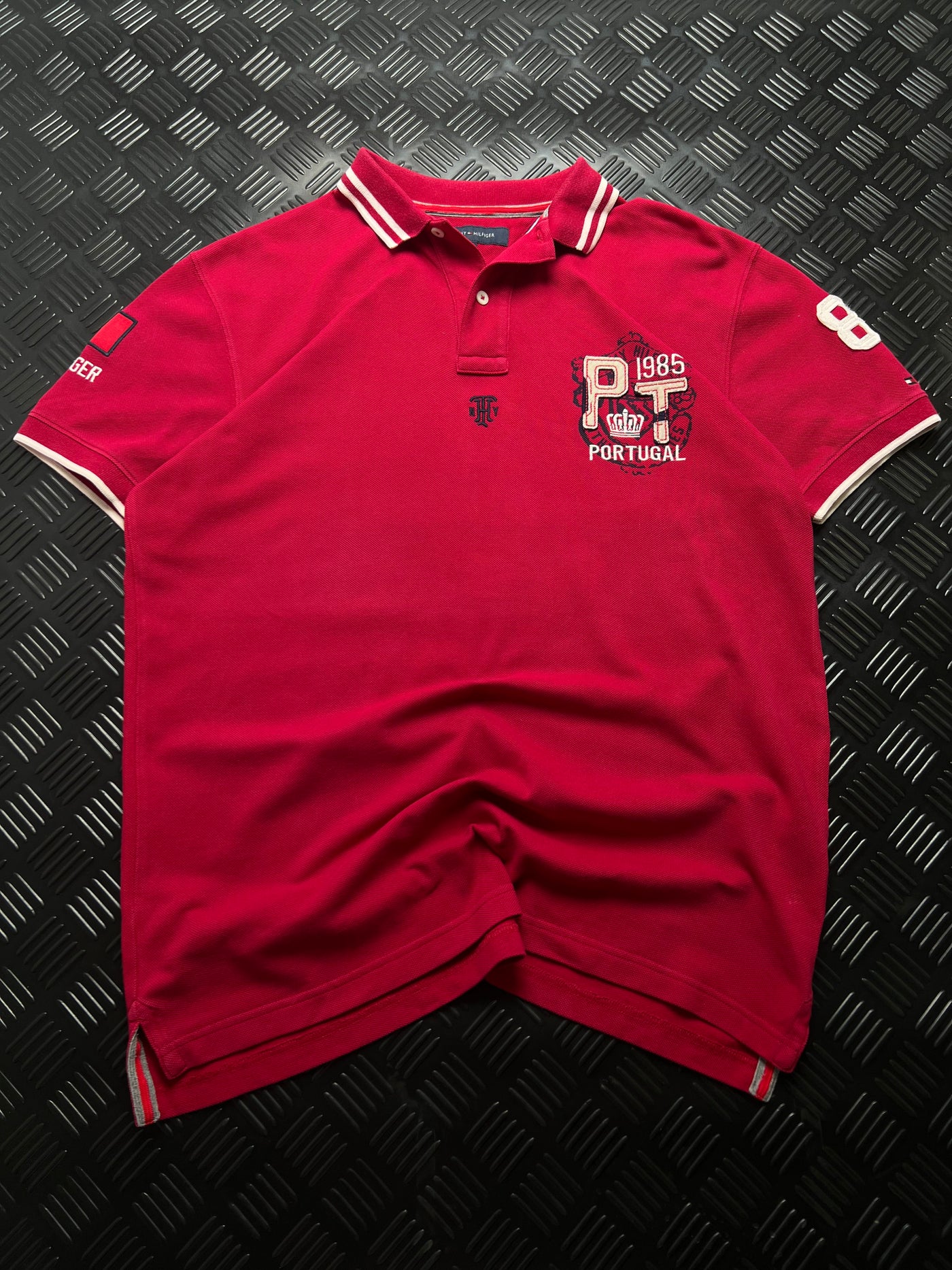 Vista frontal de polo Tommy Hilfiger Portugal 1985
