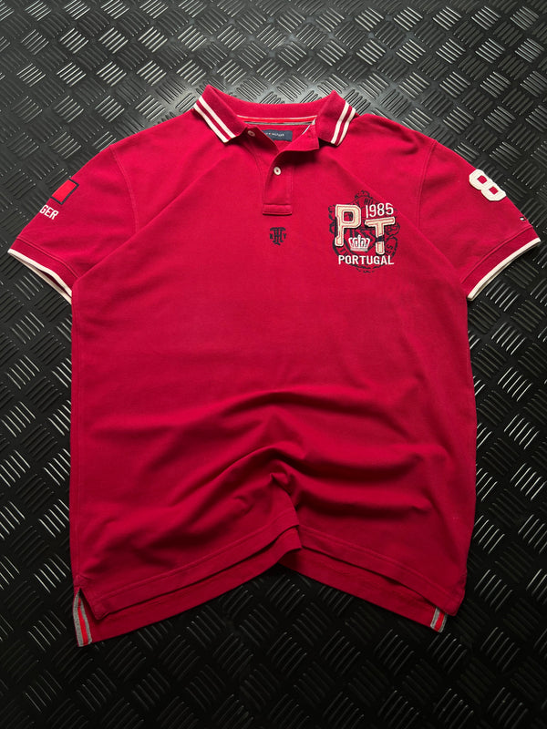 Vista frontal de polo Tommy Hilfiger Portugal 1985