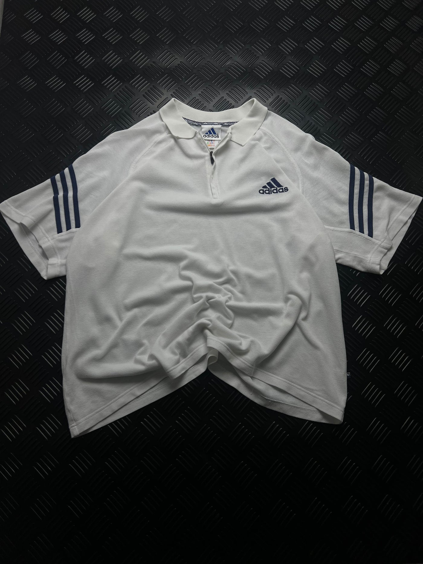 Vista frontal de polo Adidas blanco con cremallera