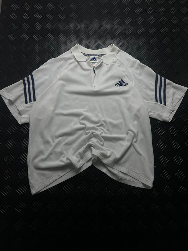 Vista frontal de polo Adidas blanco con cremallera