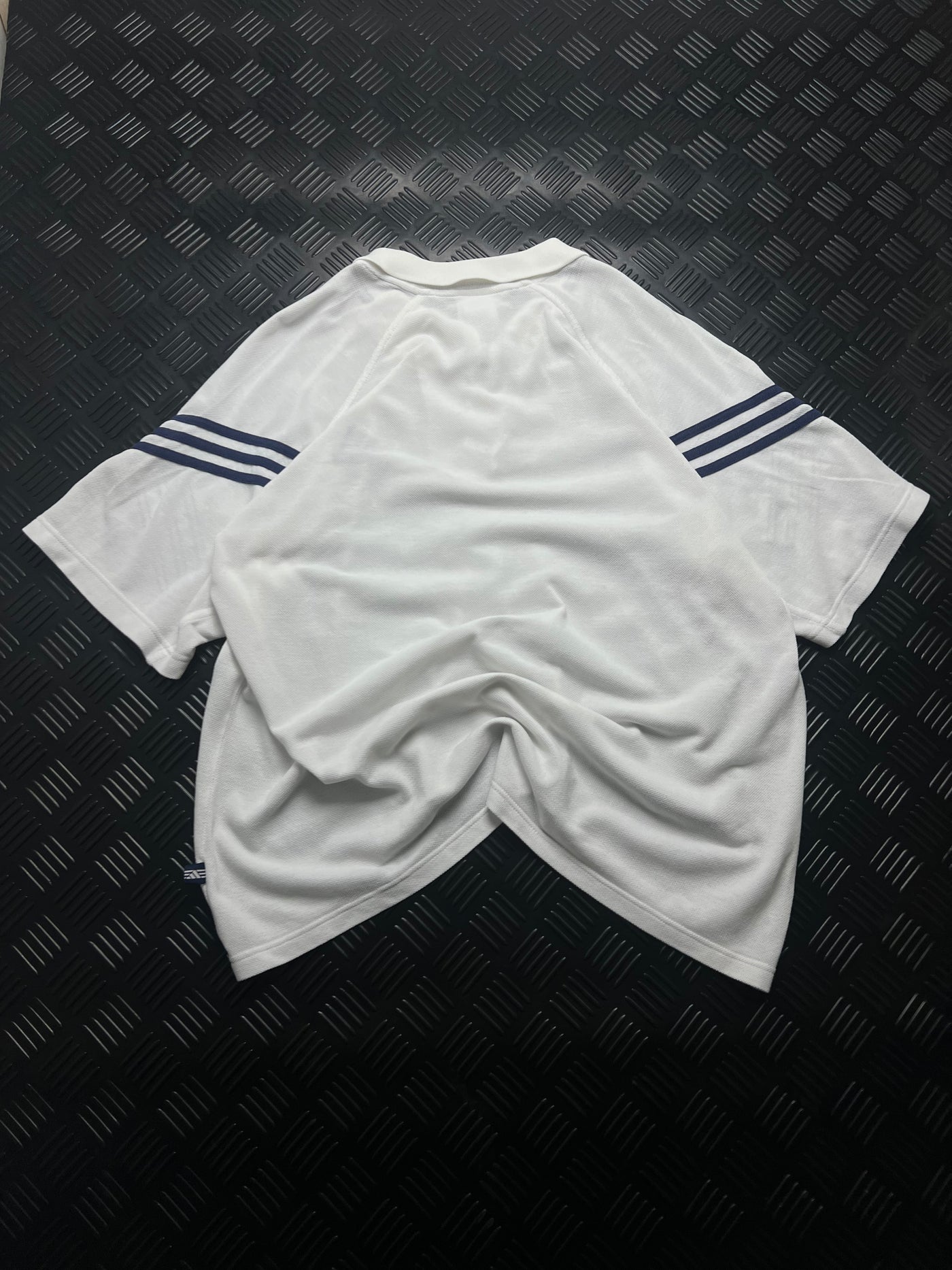 Vista trasera de polo Adidas vintage blanco