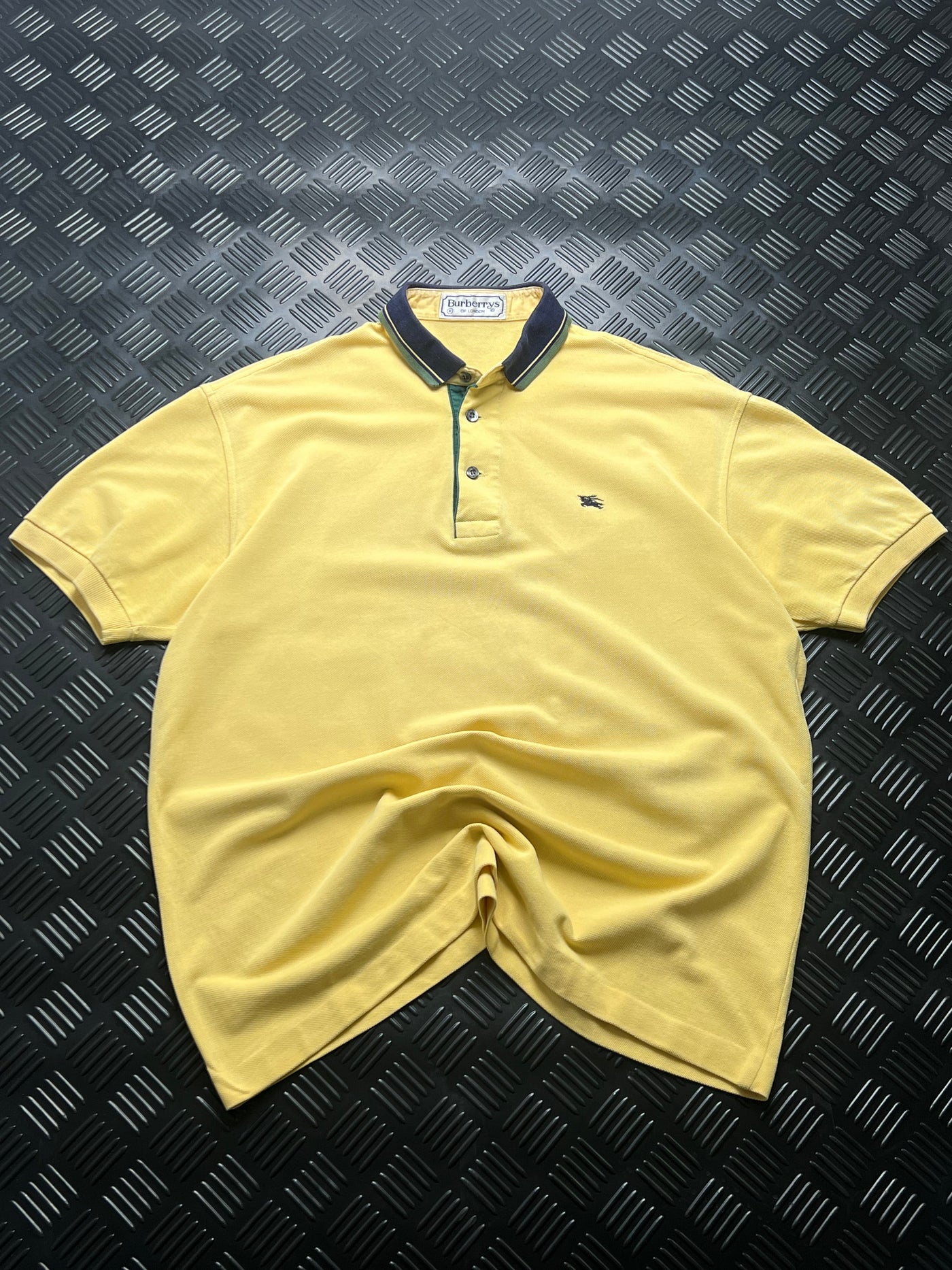 Vista frontal de polo Burberrys amarillo vintage