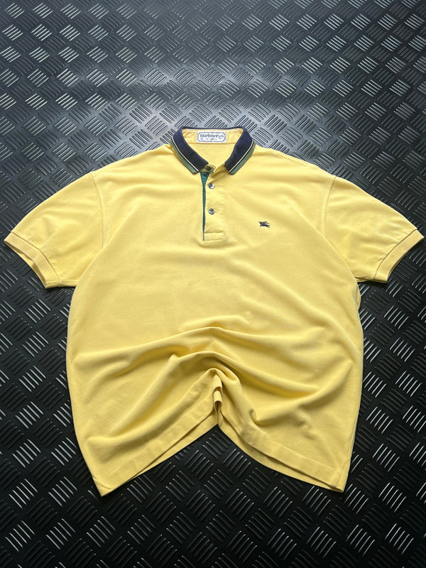 Vista frontal de polo Burberrys amarillo vintage
