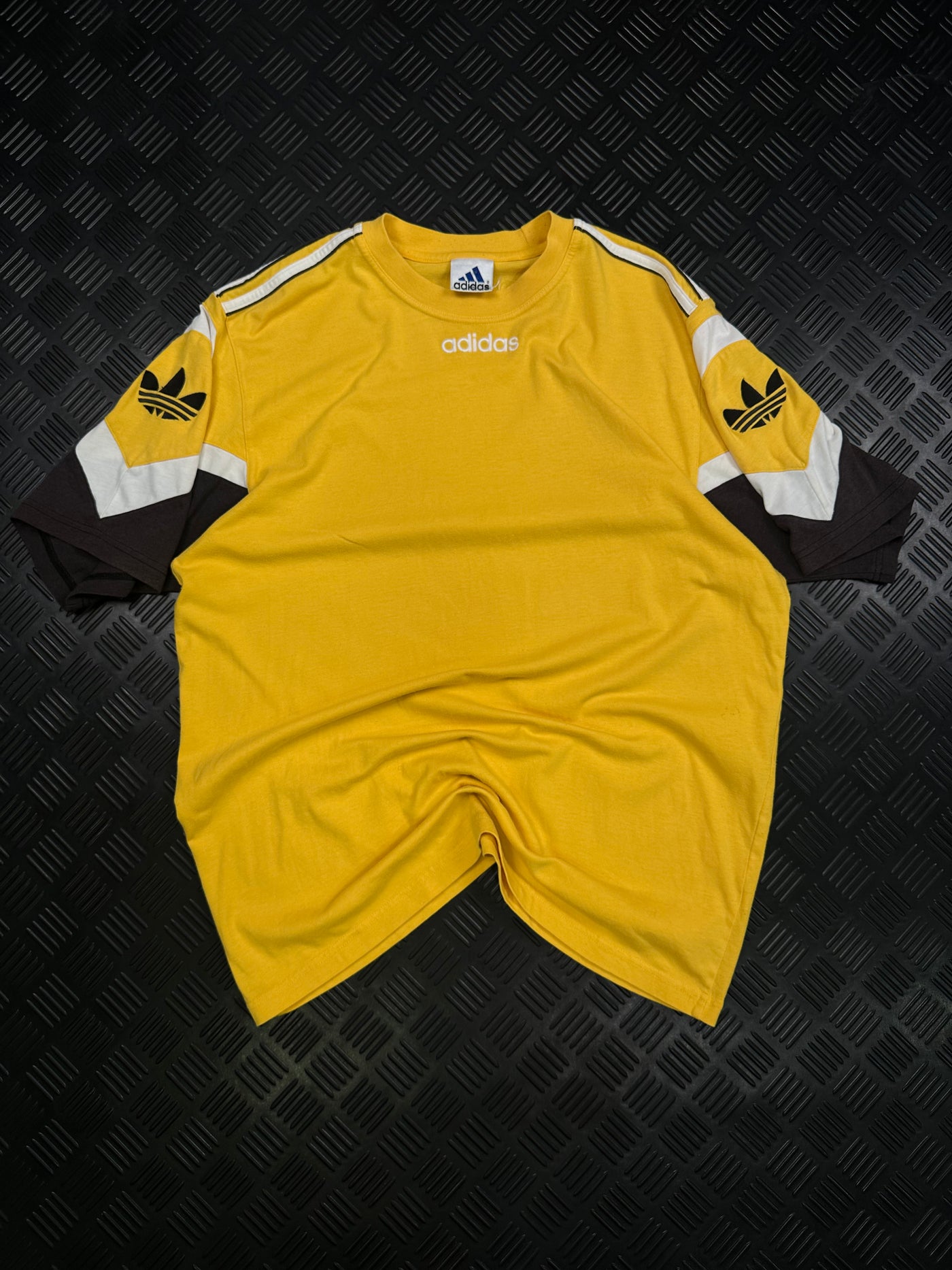 Vista frontal de camiseta Adidas Trefoil amarilla