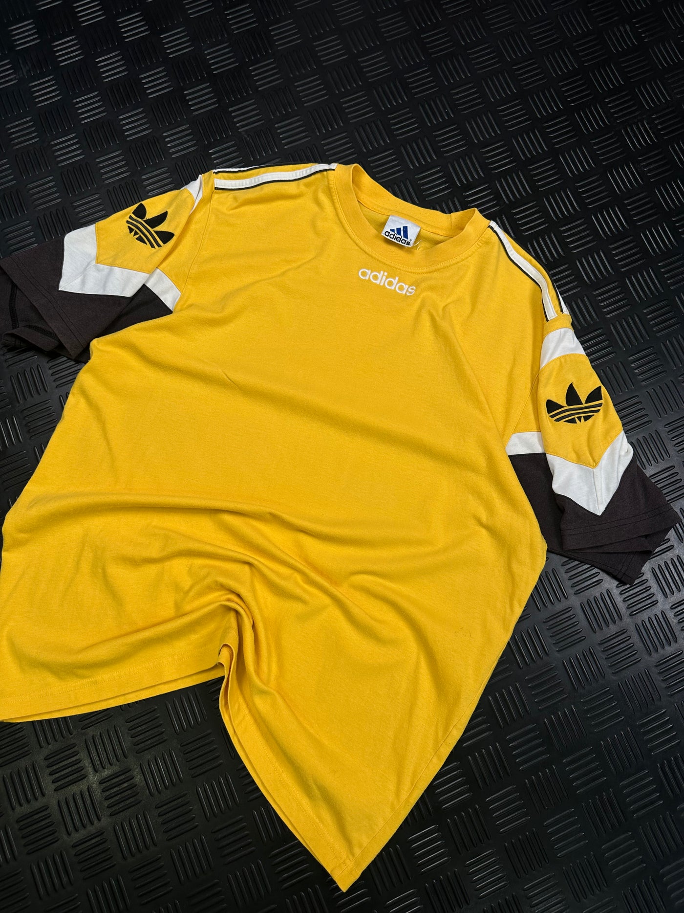 Vista angular de camiseta Adidas vintage