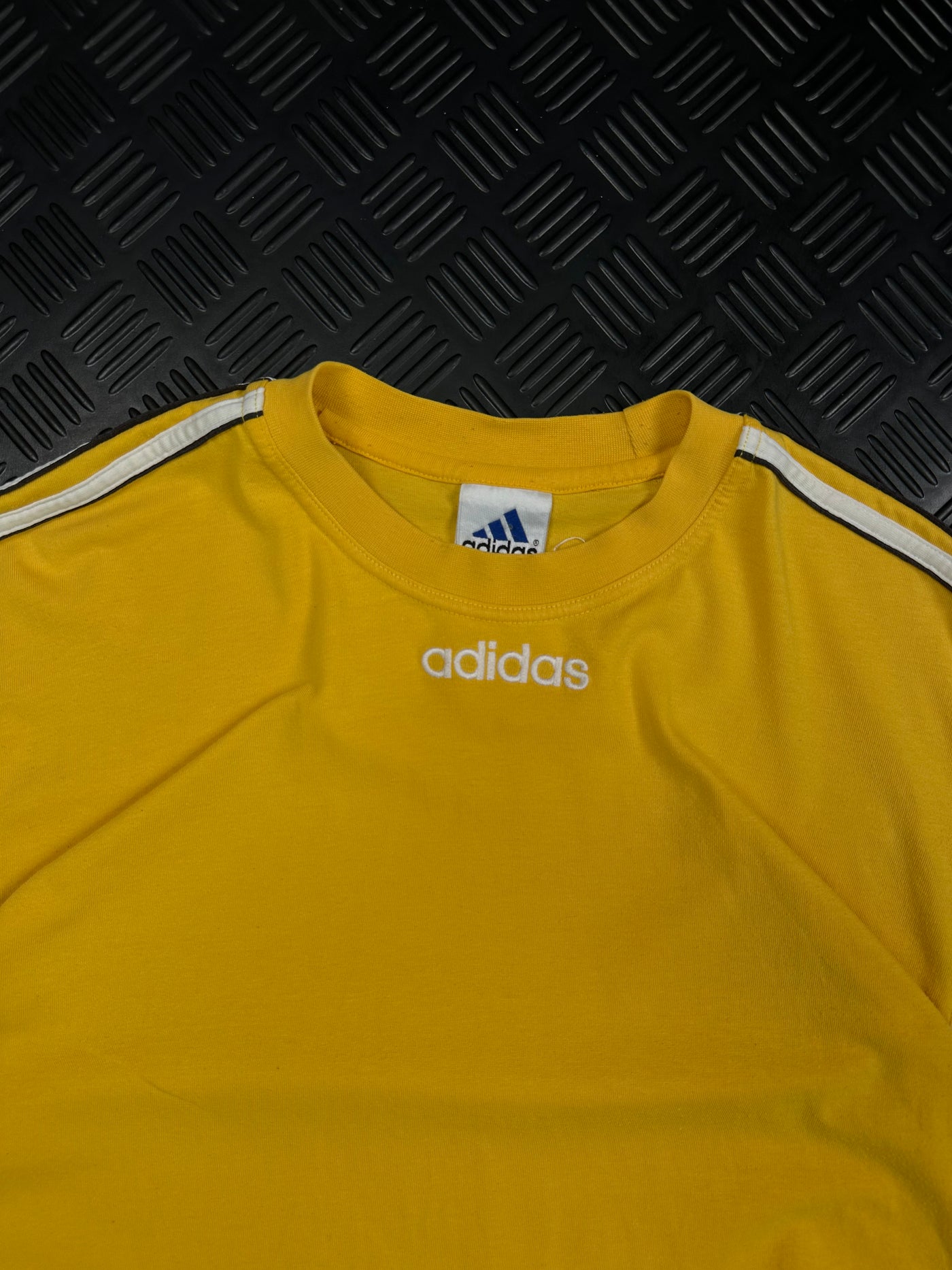 Detalle de logotipo Adidas y paneles en las mangas