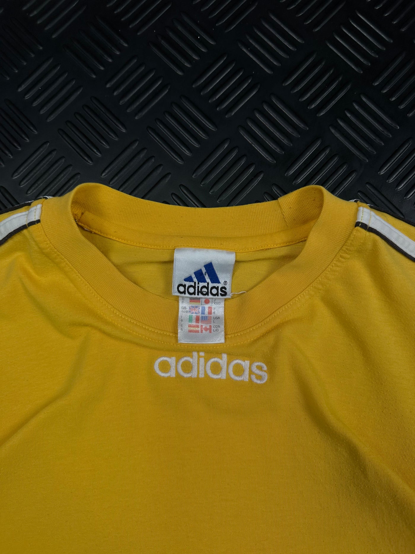 Detalle de etiqueta talla L Adidas
