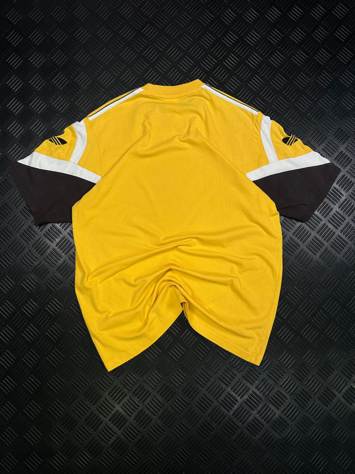 Vista trasera de camiseta Adidas amarilla