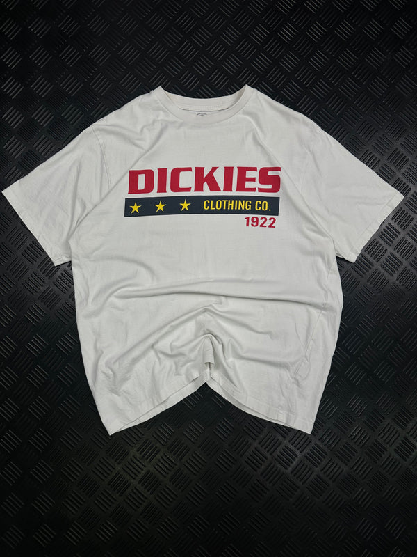 Vista frontal de camiseta Dickies Clothing Co. 1922