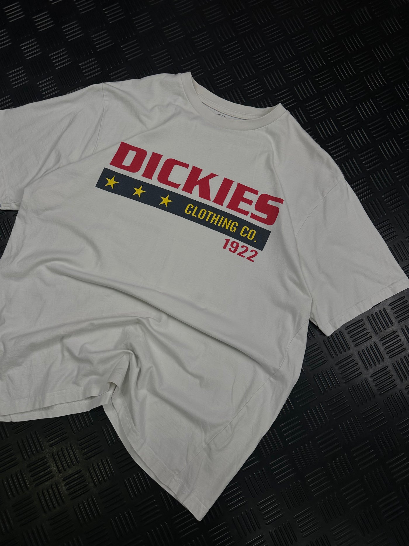 Vista angular de camiseta Dickies blanca