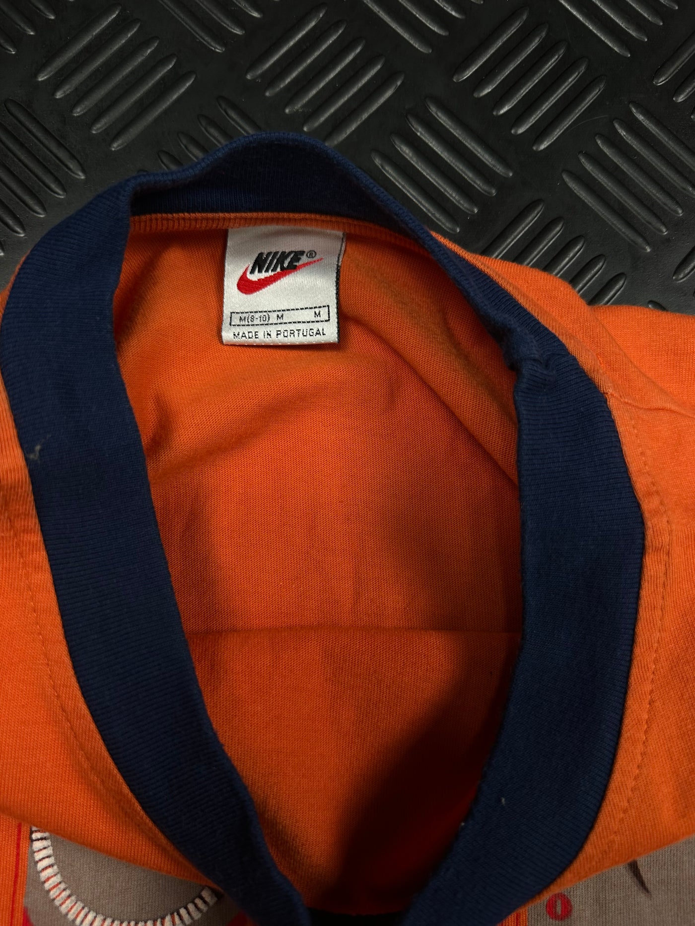 Detalle de etiqueta Nike talla M fabricada en Portugal