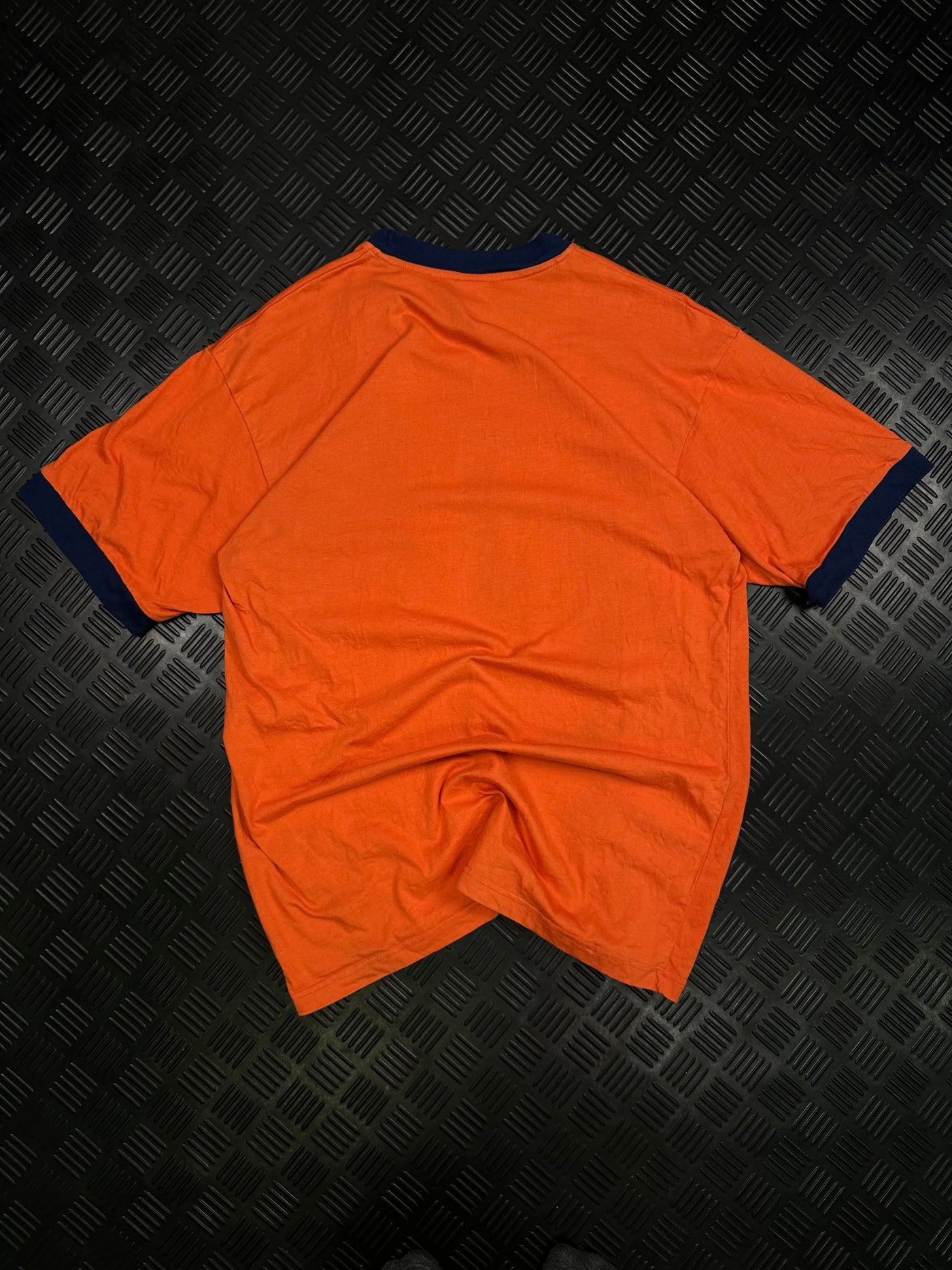 Vista trasera de camiseta Nike naranja