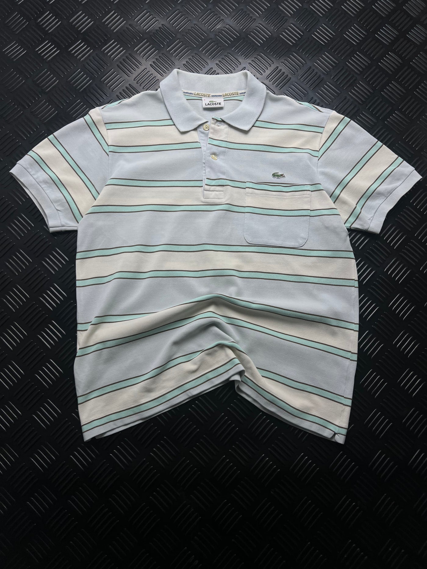 Vista frontal de polo lacoste rayas gris y verde
