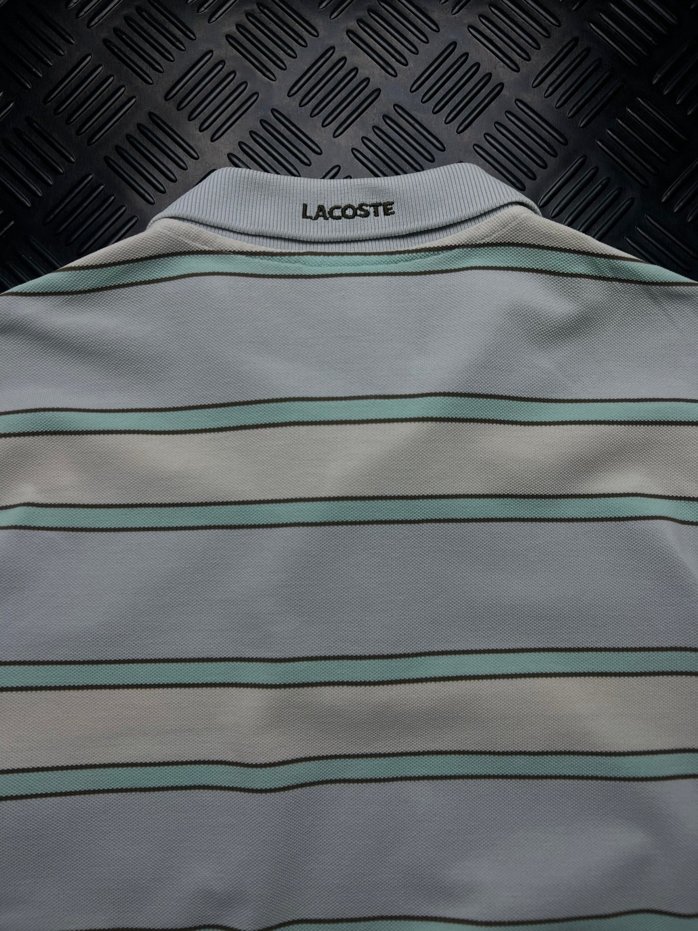Vista trasera de polo lacoste rayas gris y verde