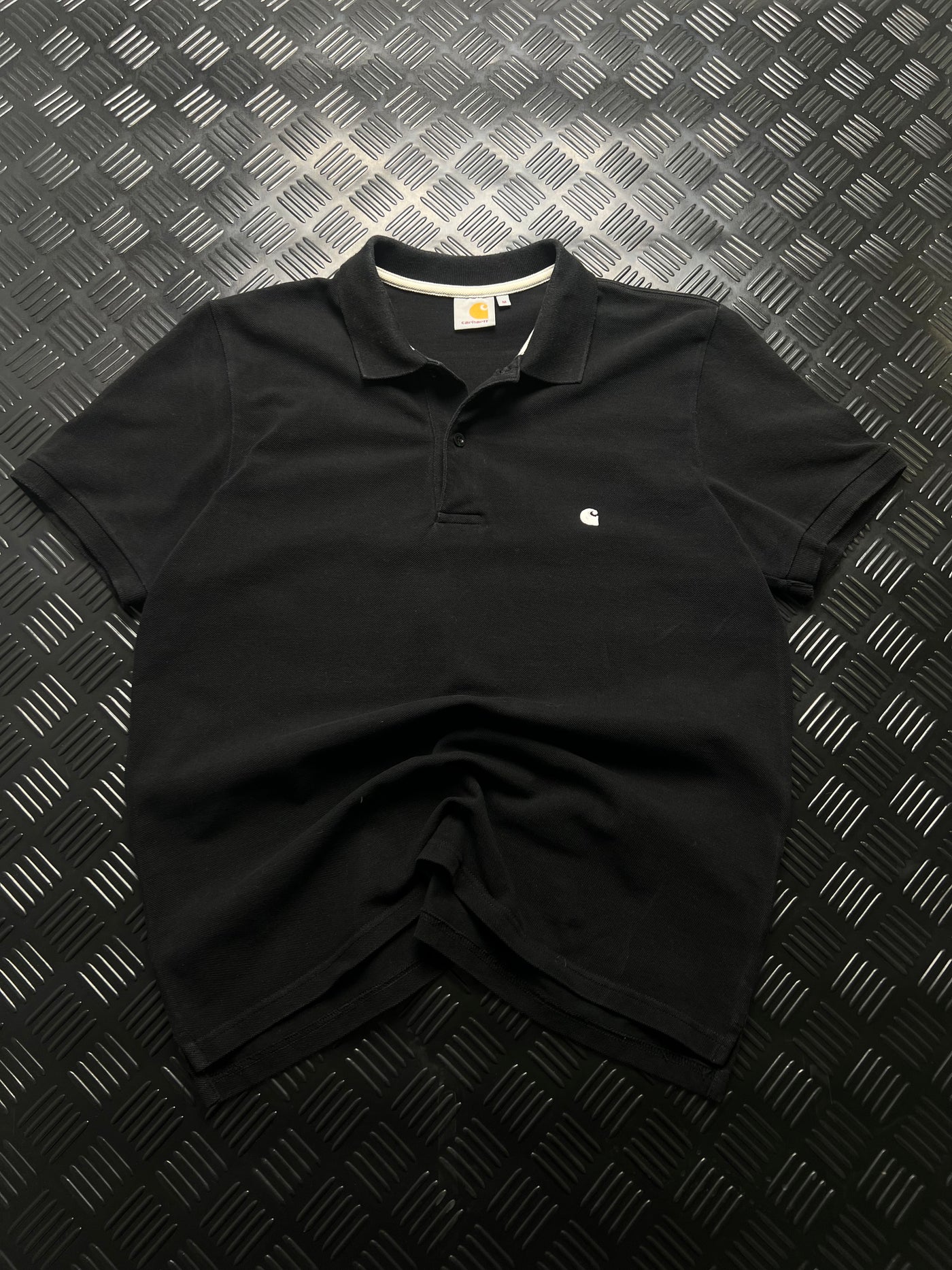 Vista frontal de polo carhartt negro
