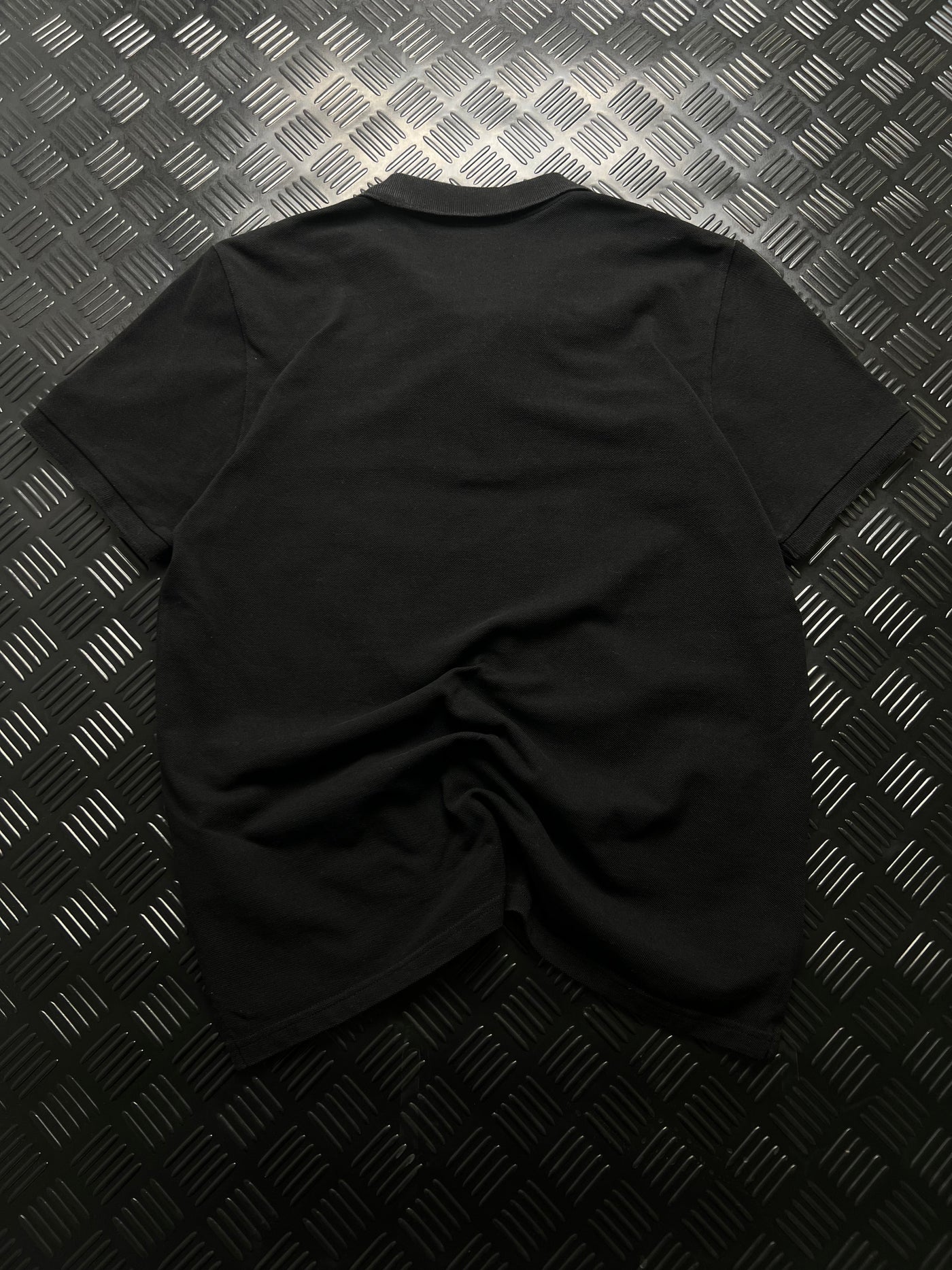 Vista trasera de polo carhartt negro