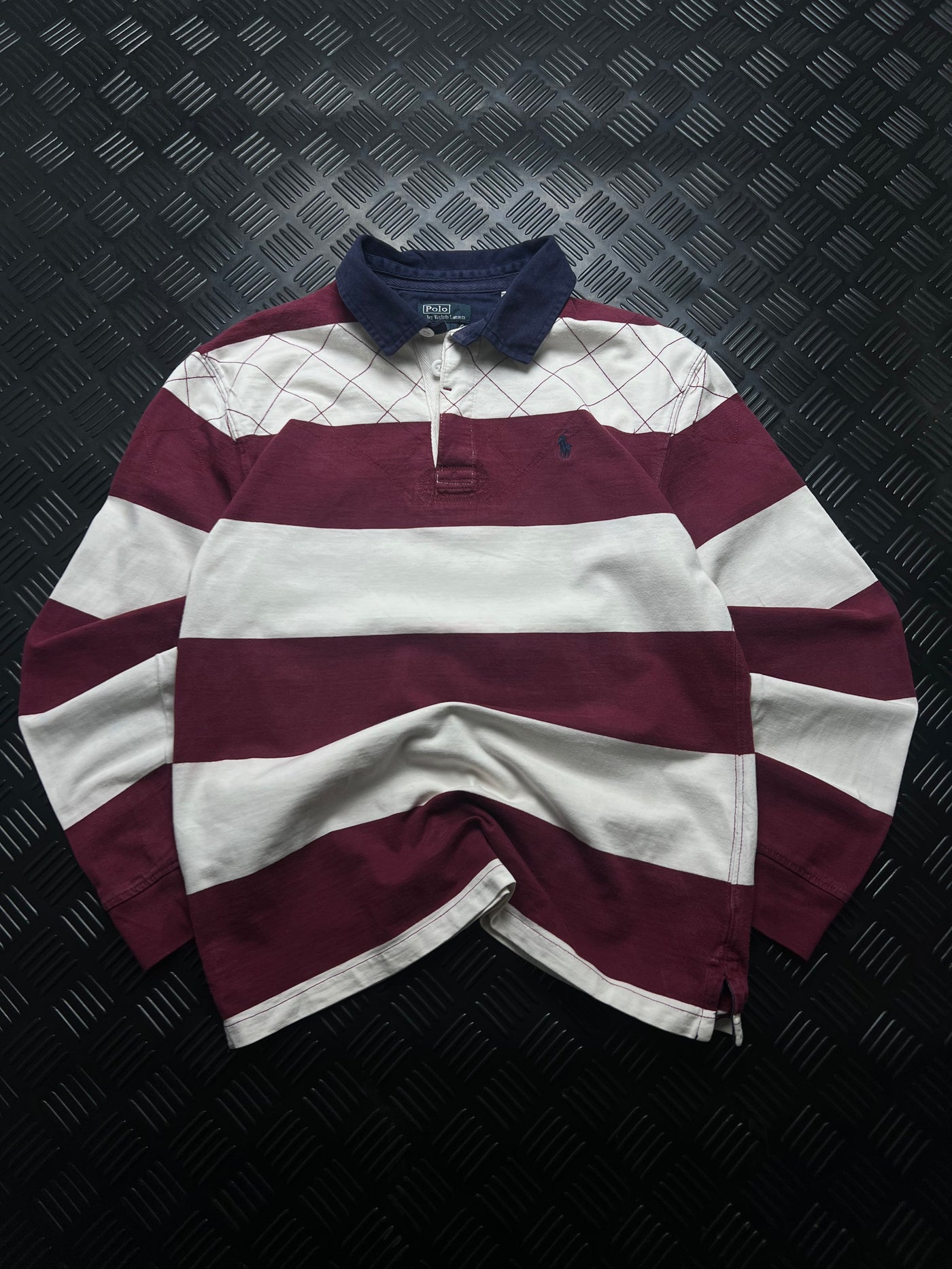 Vista frontal de polo ralph lauren rugby rayas granate