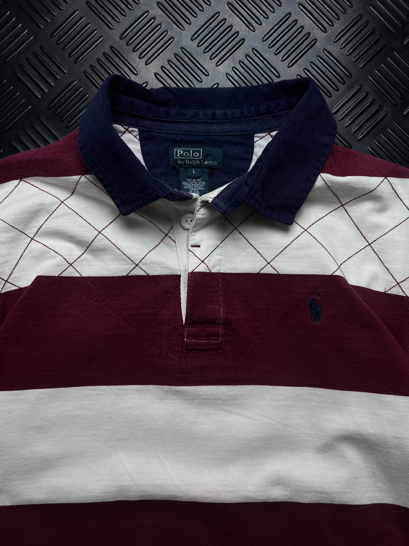Detalle de polo ralph lauren rugby rayas granate