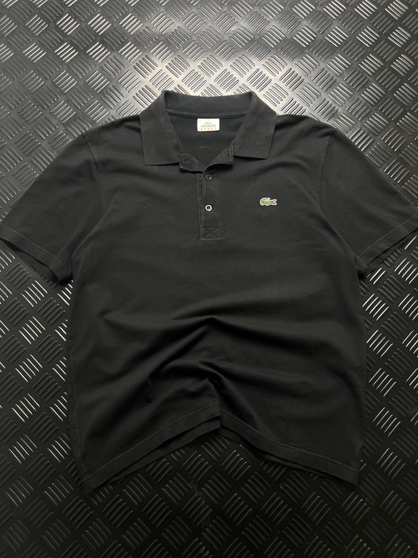 Vista frontal de polo lacoste sport negro