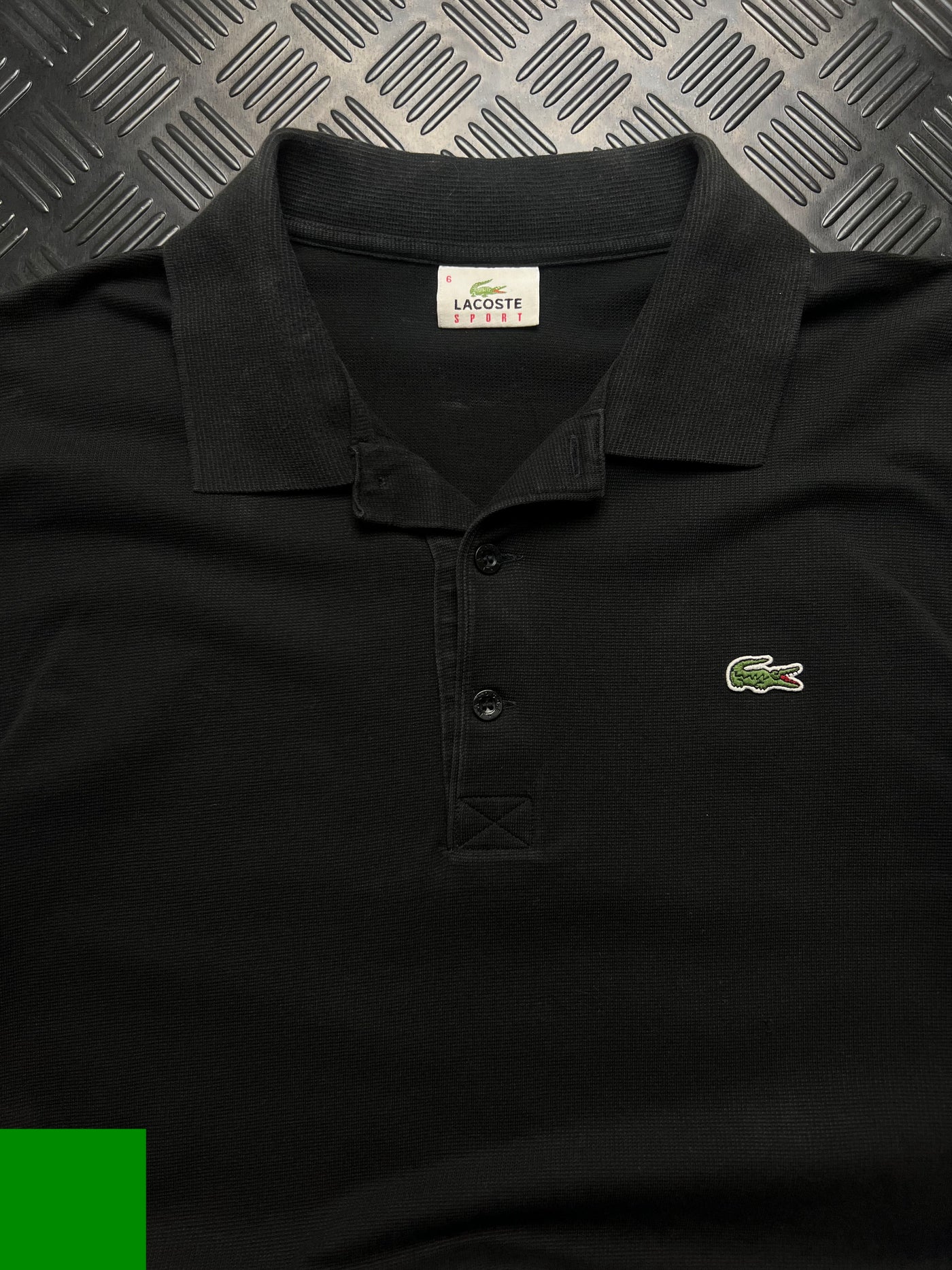 Detalle de polo lacoste sport negro