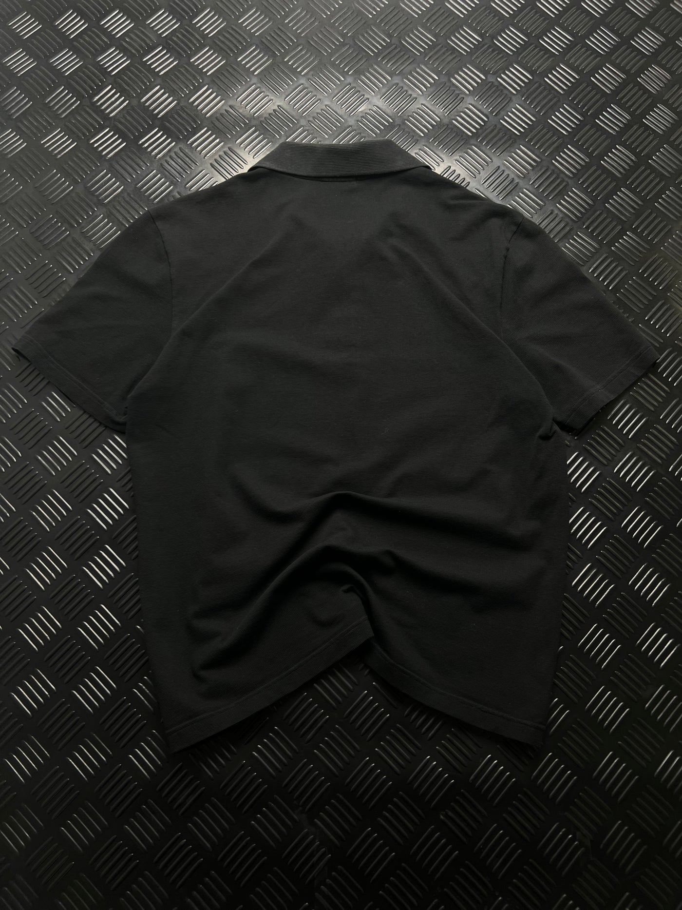 Vista trasera de polo lacoste sport negro