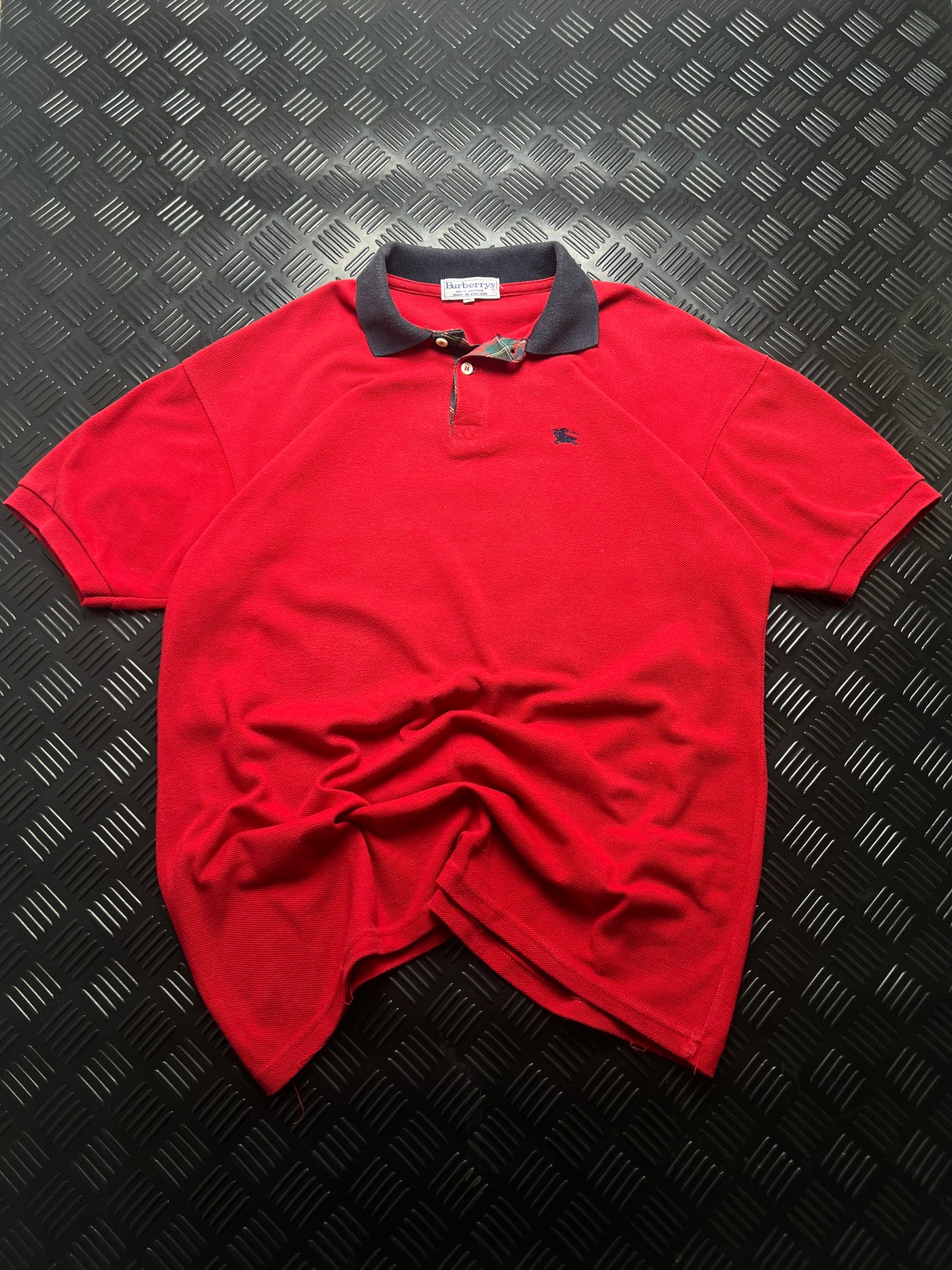 Vista frontal de polo burberrys vintage rojo