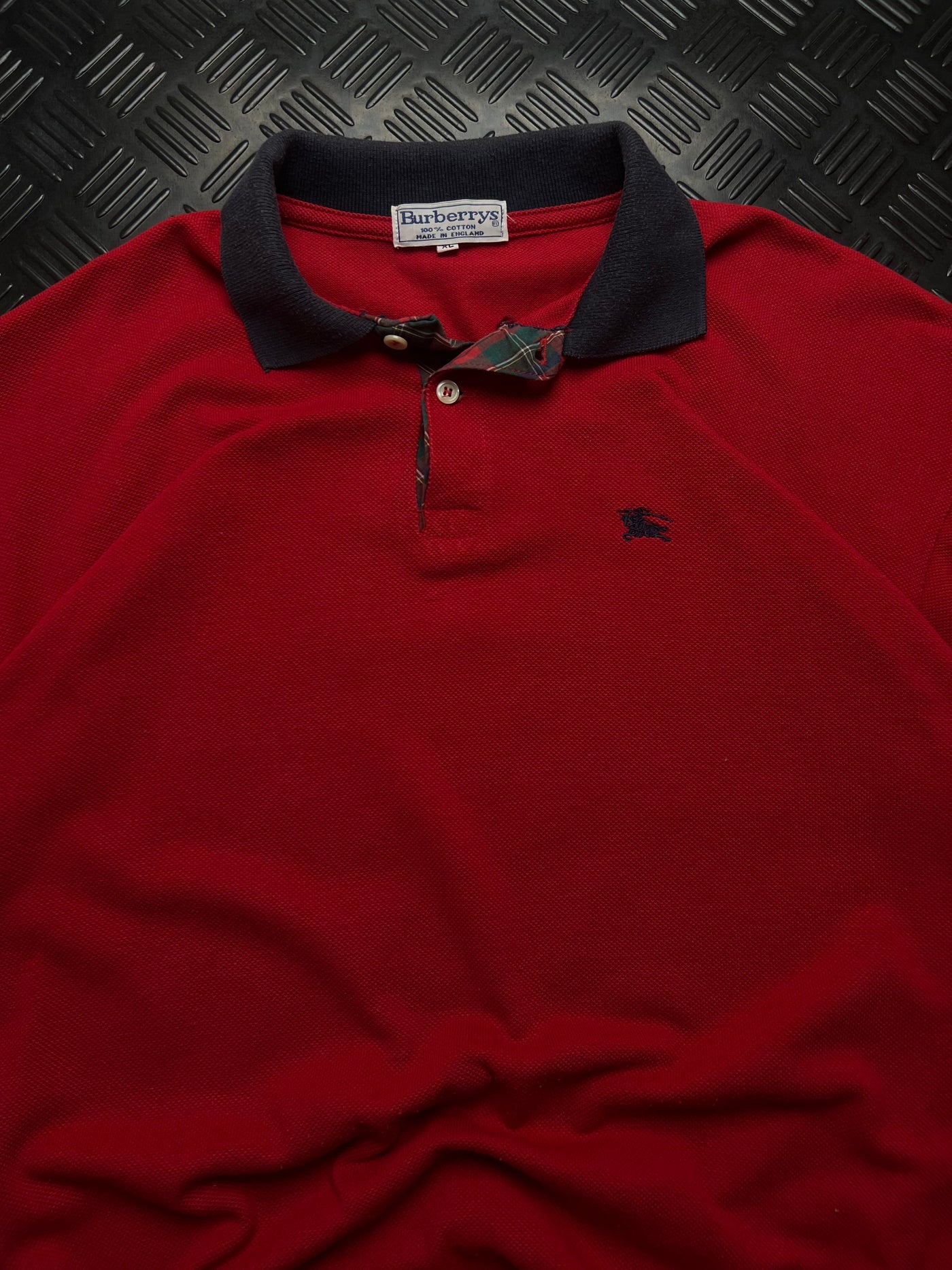 Detalle de polo burberrys vintage rojo