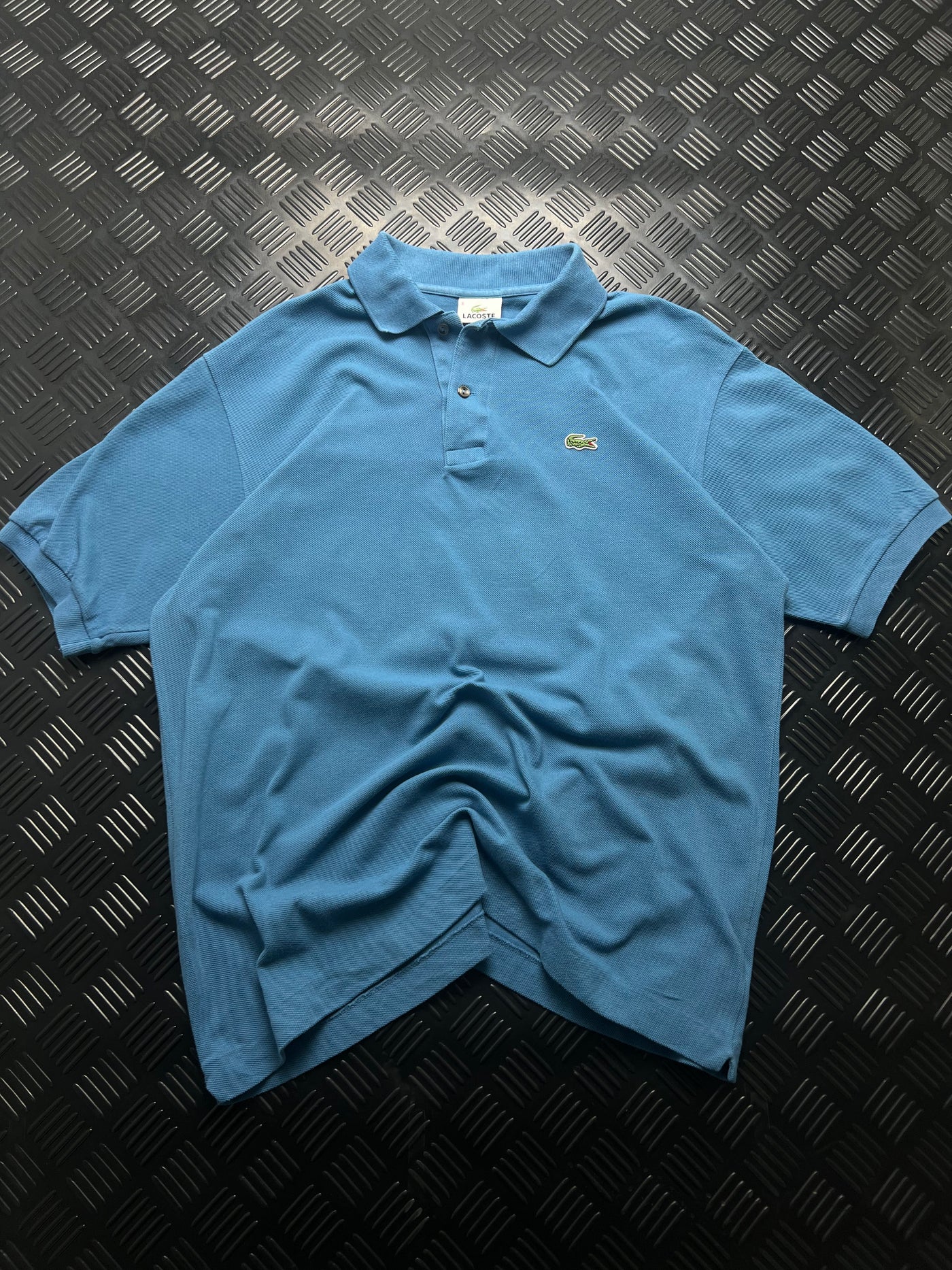 Vista frontal de polo lacoste azul