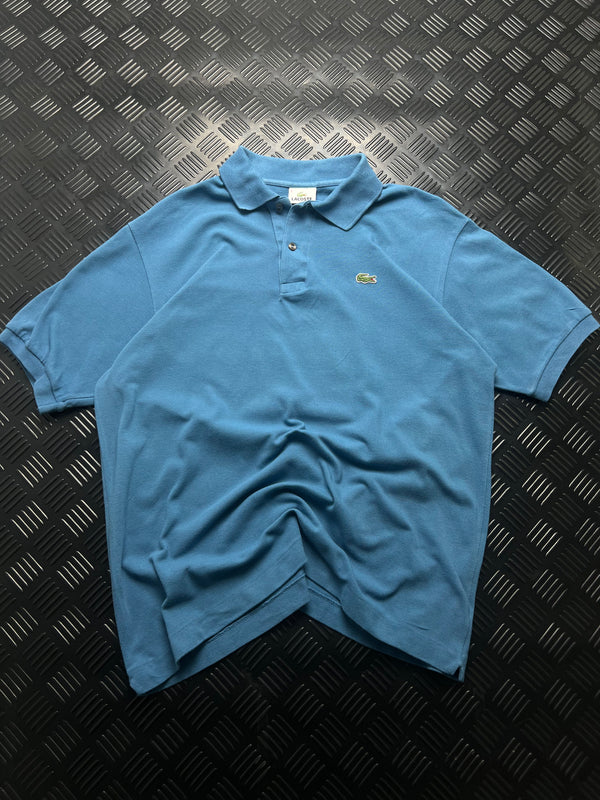 Vista frontal de polo lacoste azul