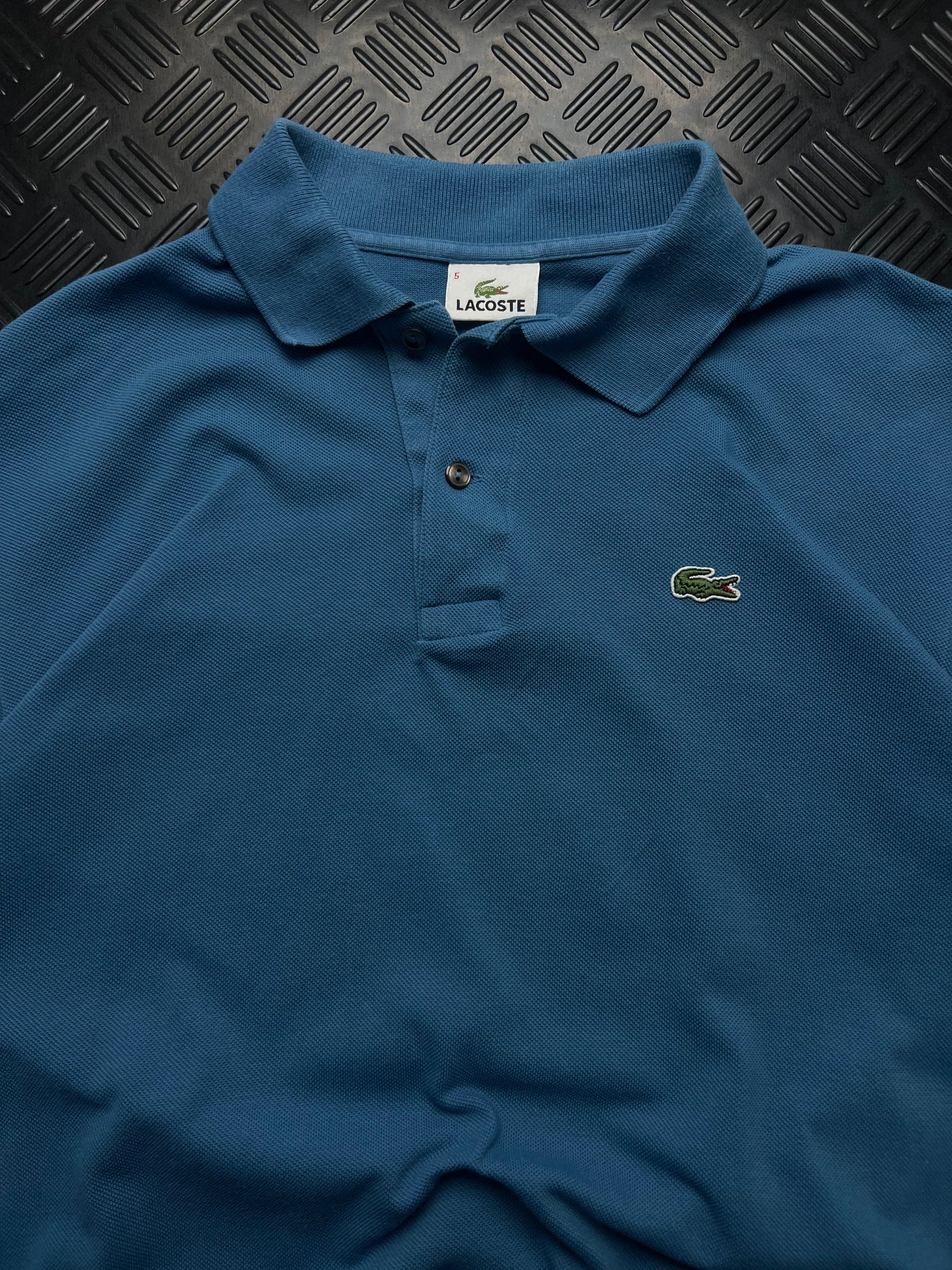 Detalle de polo lacoste azul