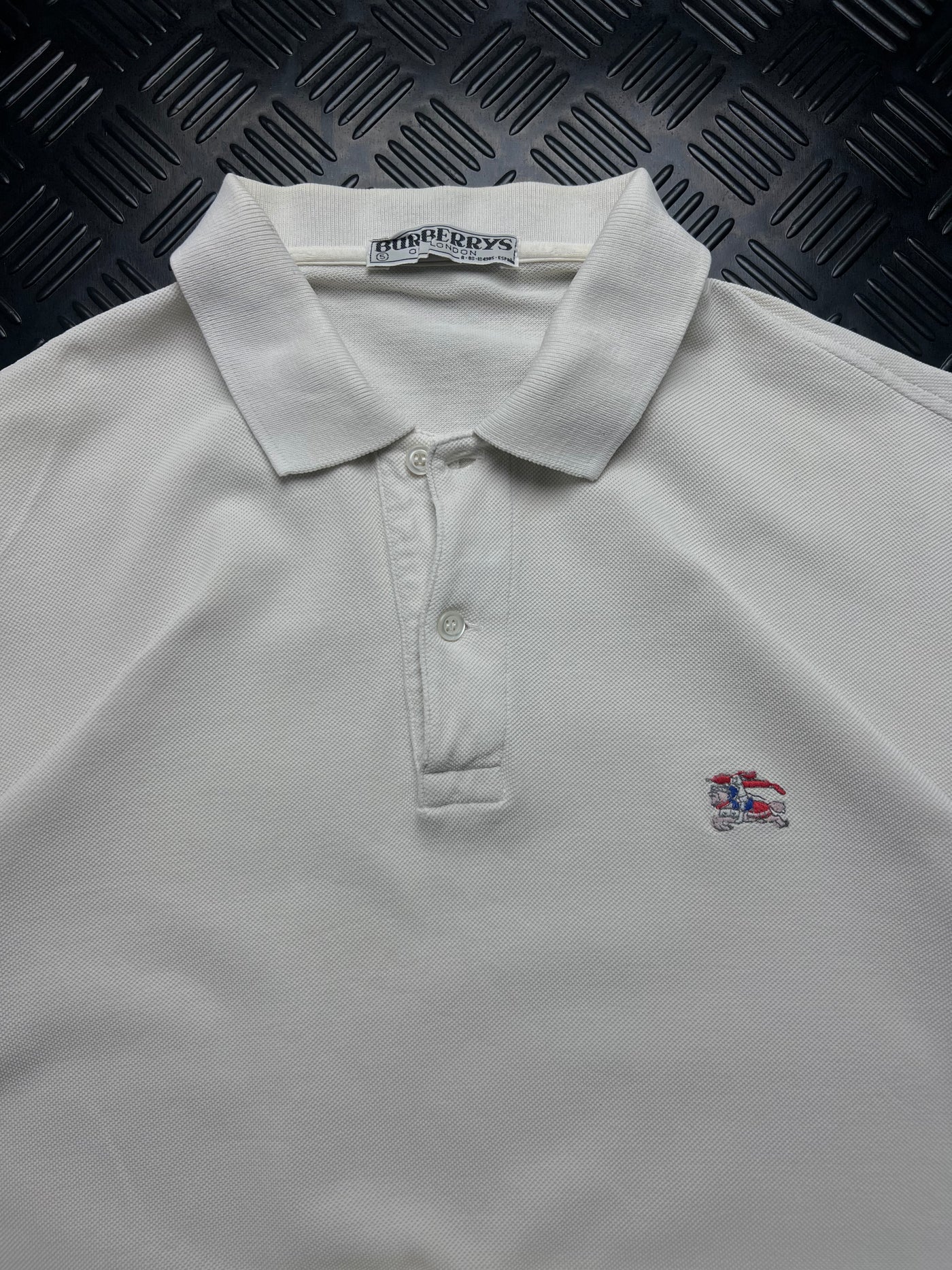 Detalle de polo burberrys vintage blanco