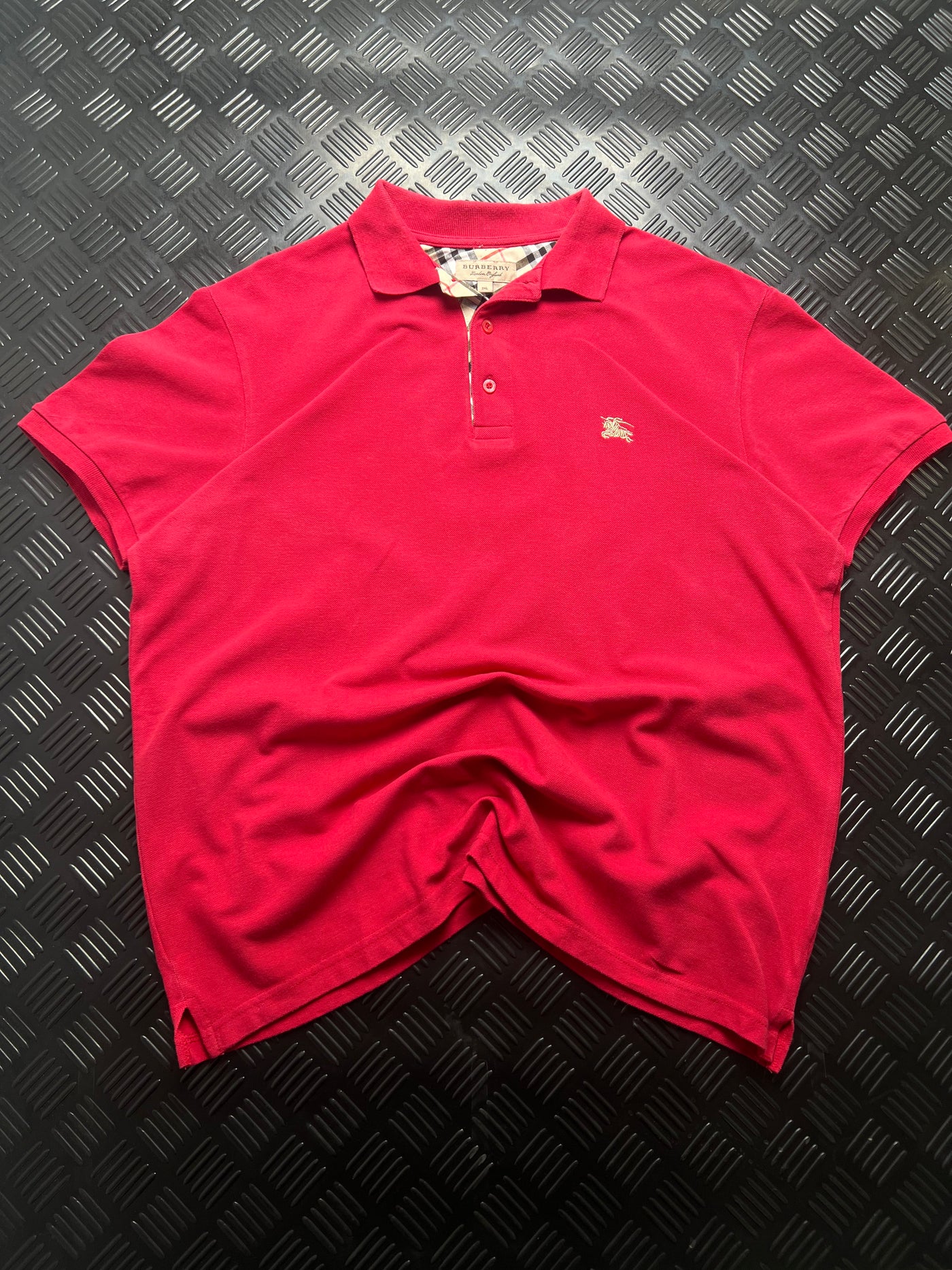 Vista frontal de polo burberry london rojo