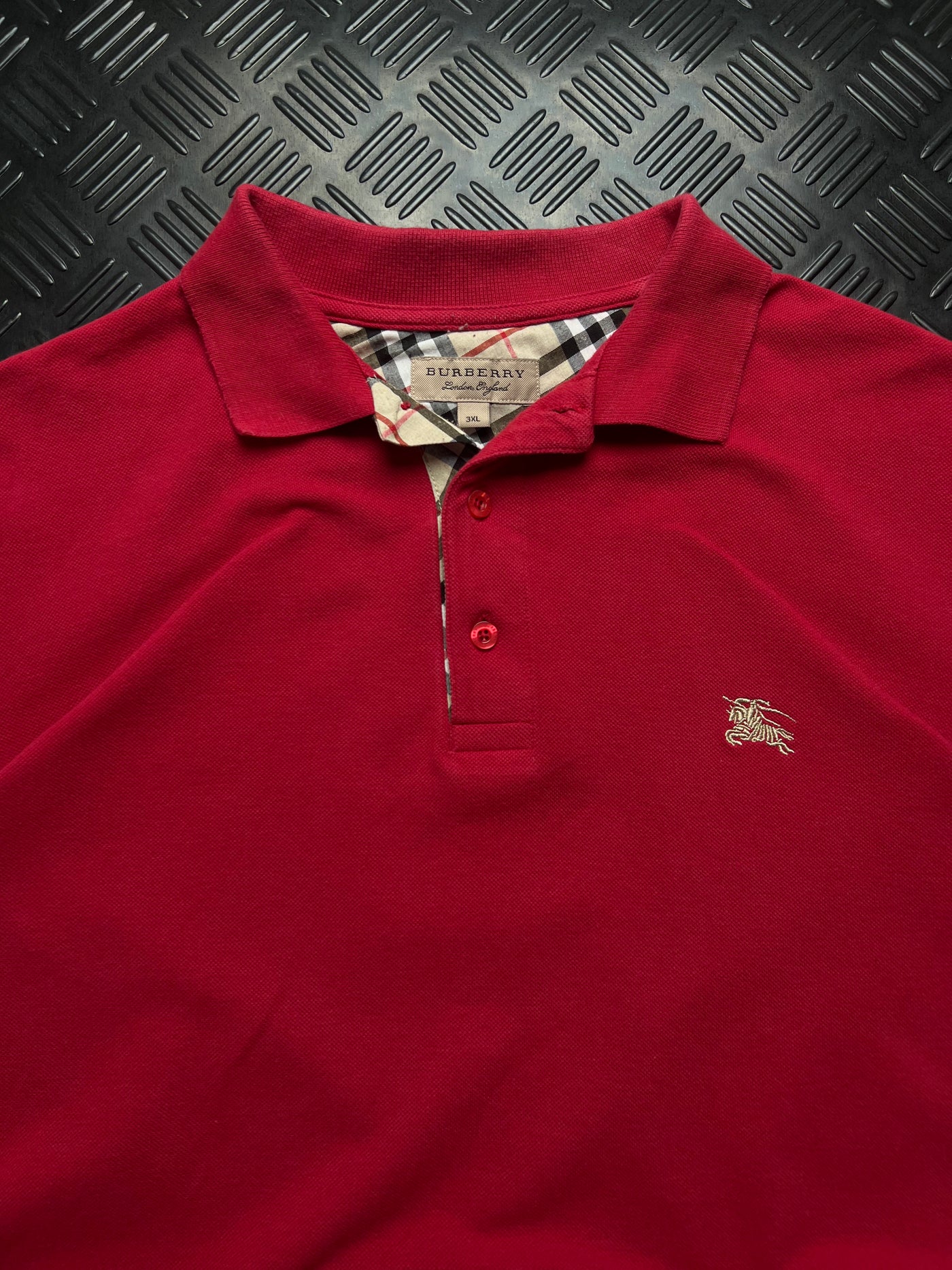 Detalle de polo burberry london rojo